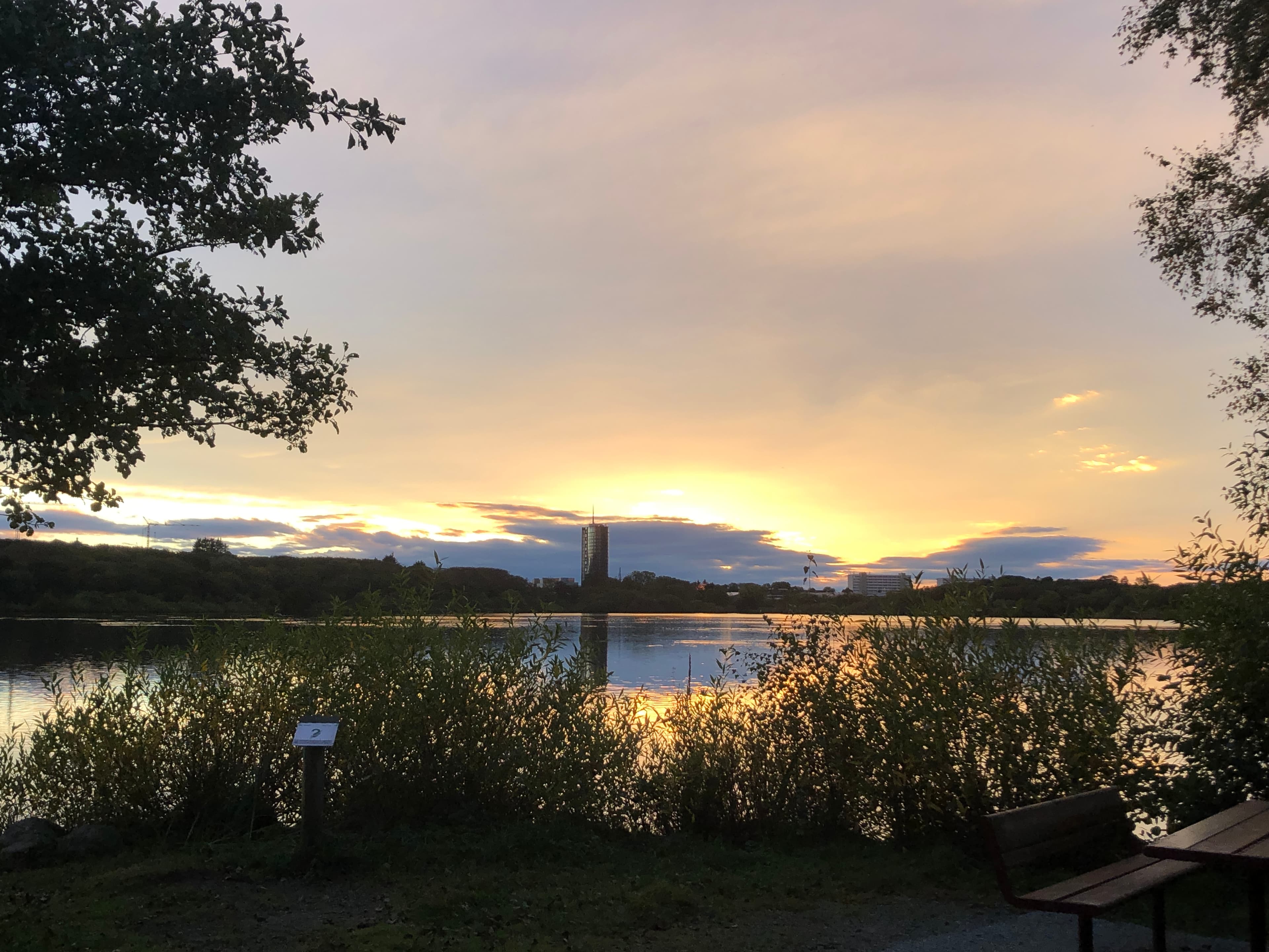 Fra denne siden av Mosvatnet skimtes det høyeste hotellet i Stavanger.