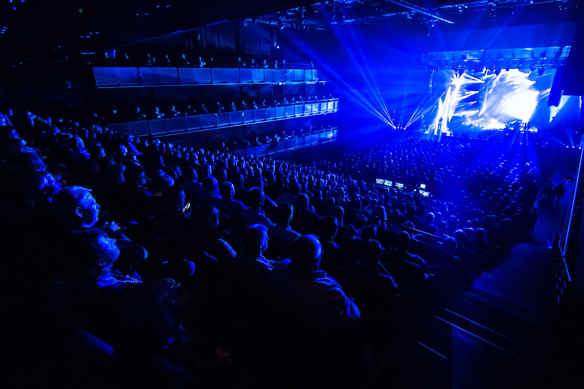 Konsert med masse mennesker og blått scenelyd på Stavanger konserthus