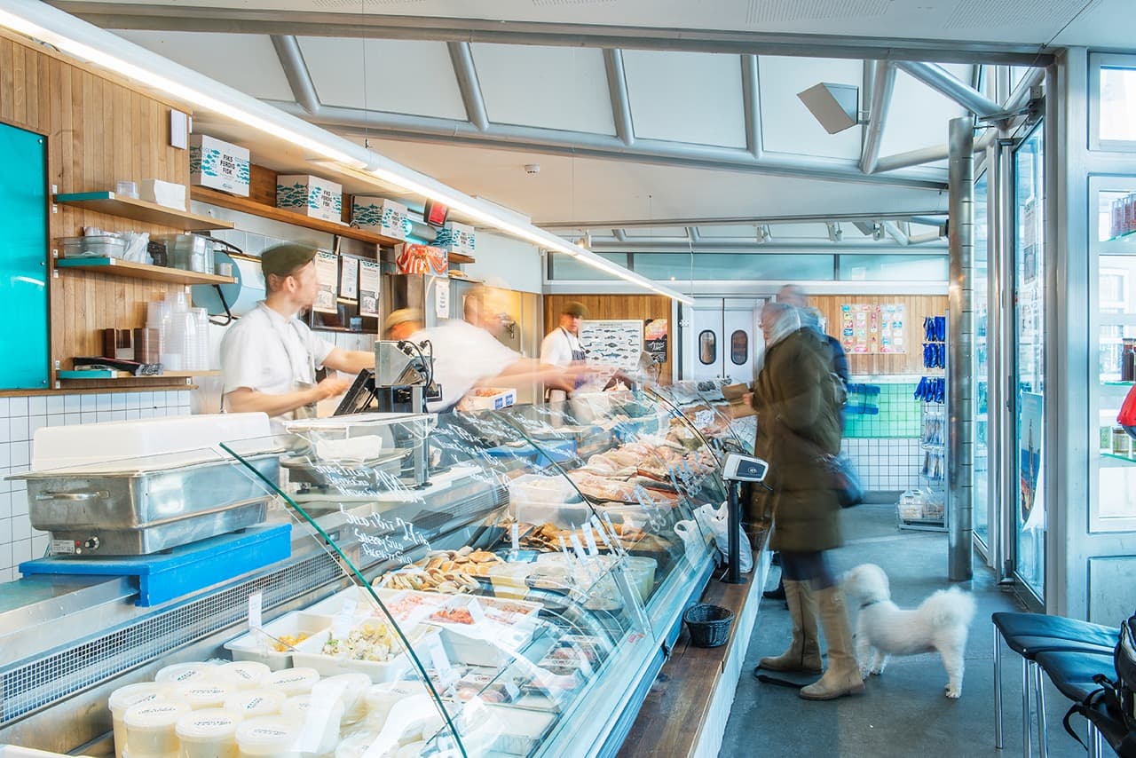 Få dagens fangst hos fisketorget.