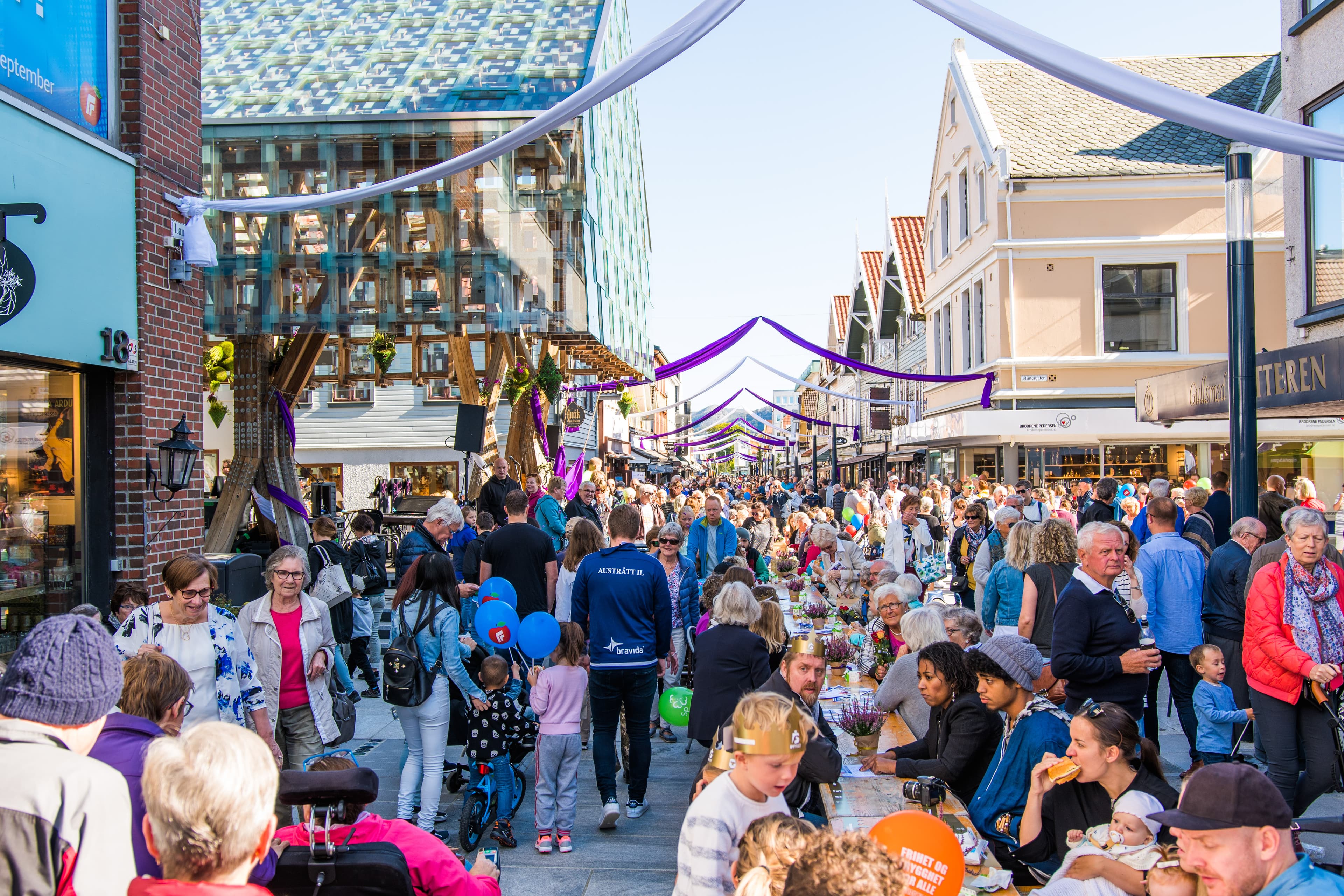 Sandnes sin handlegate fylt med masse mennesker. I bakgrunnen ser vi signalbygget Lanternen i glass og tre.