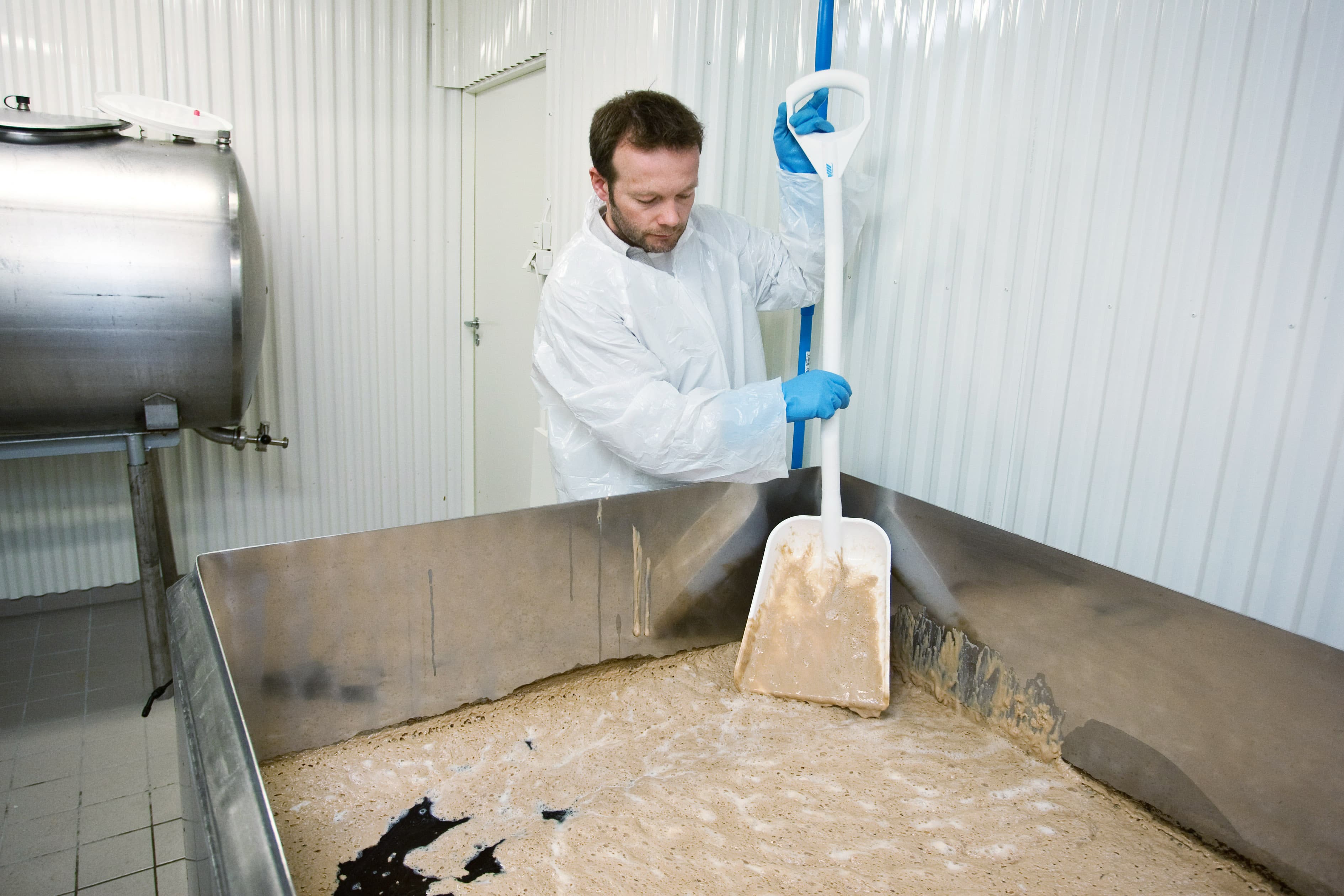 Her får ein komme inn i bryggerilokalet, sjå på utstyret ein bryggjar med, lære om bryggjeprosessen og historia til Kinn Bryggeri.