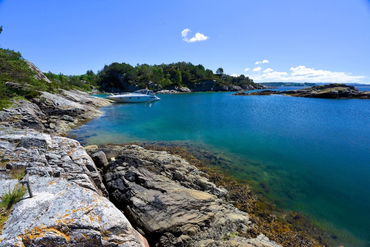 Båt som har lagt til i Krossøy uthamn.