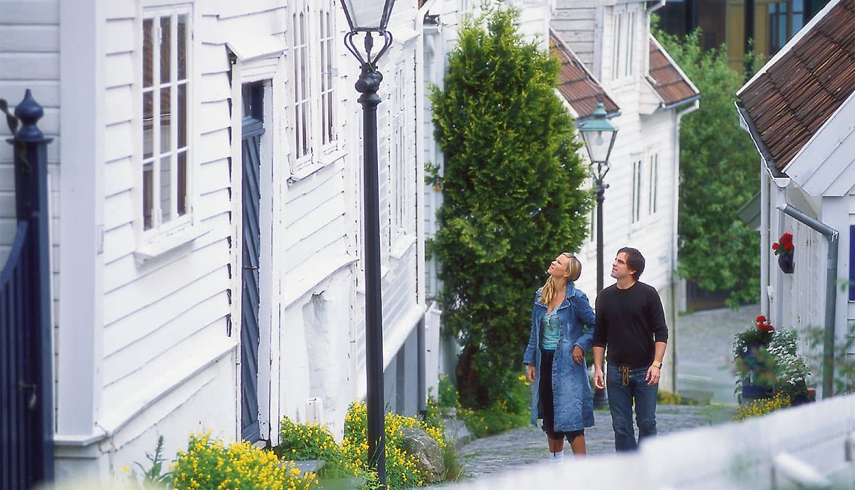 Et par går i Gamle Stavanger
