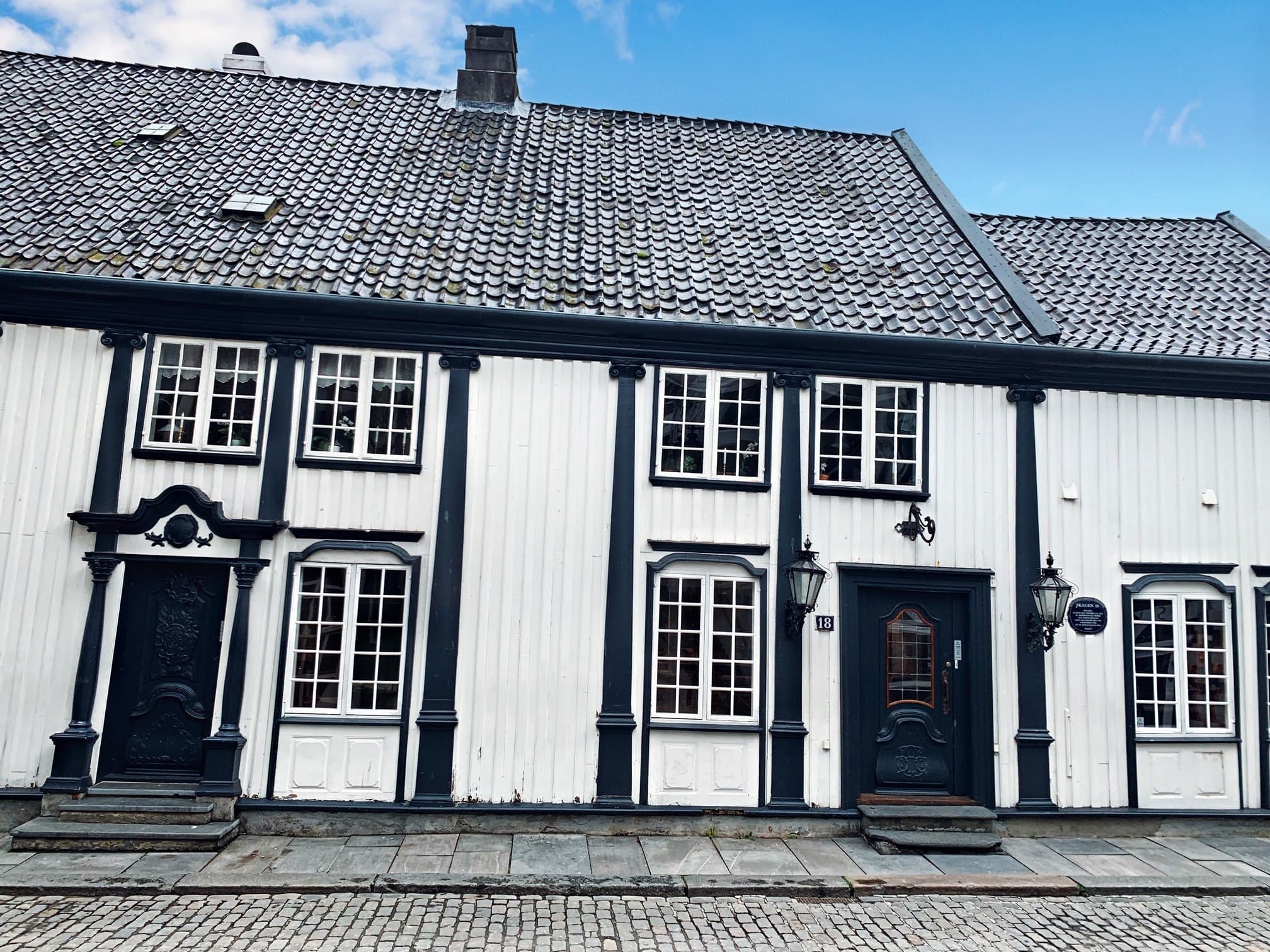 Trehus i Stavanger hvitmalt med blå detaljer.