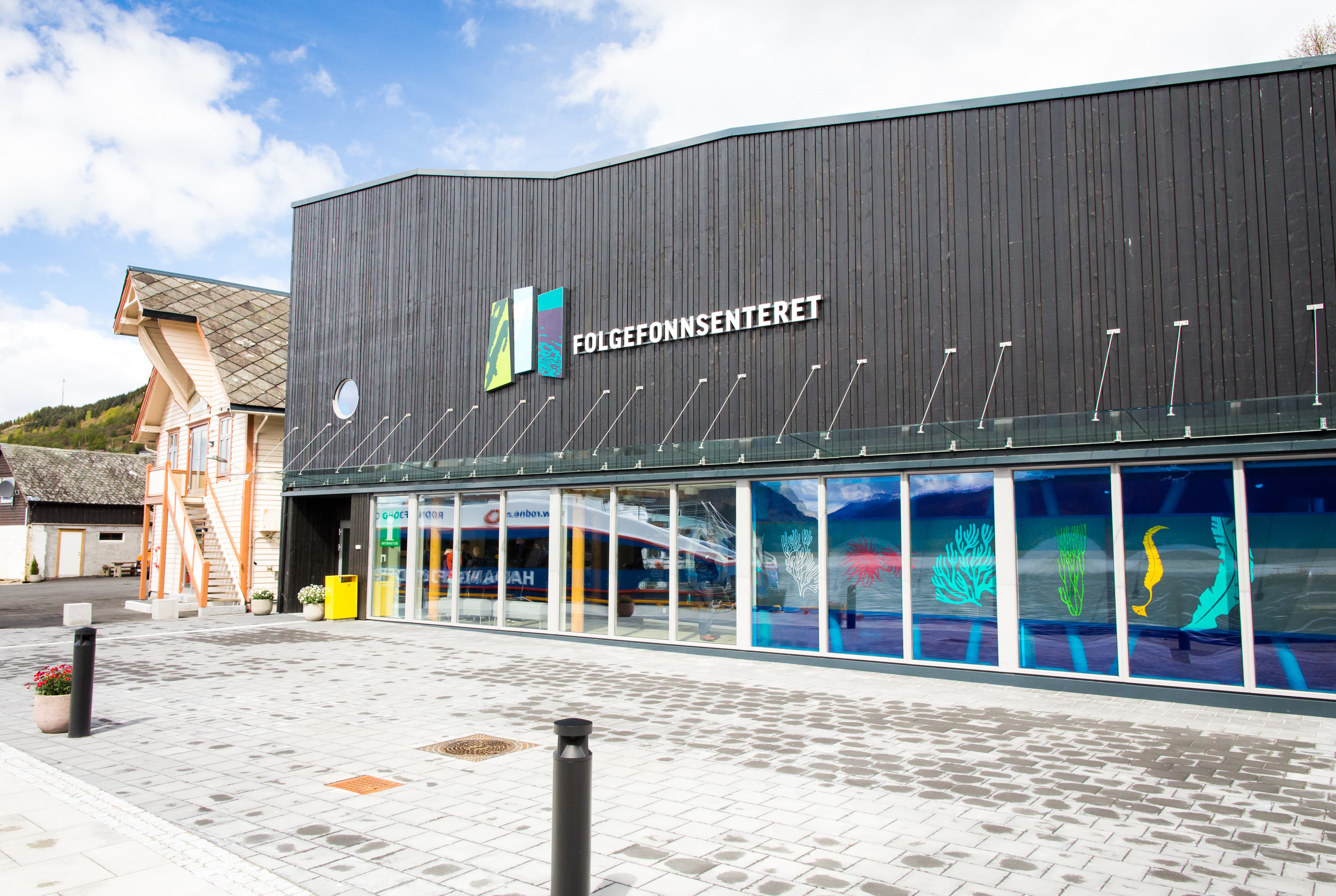 Bilde av Folgefonnsenteret i Rosendal utenifra.