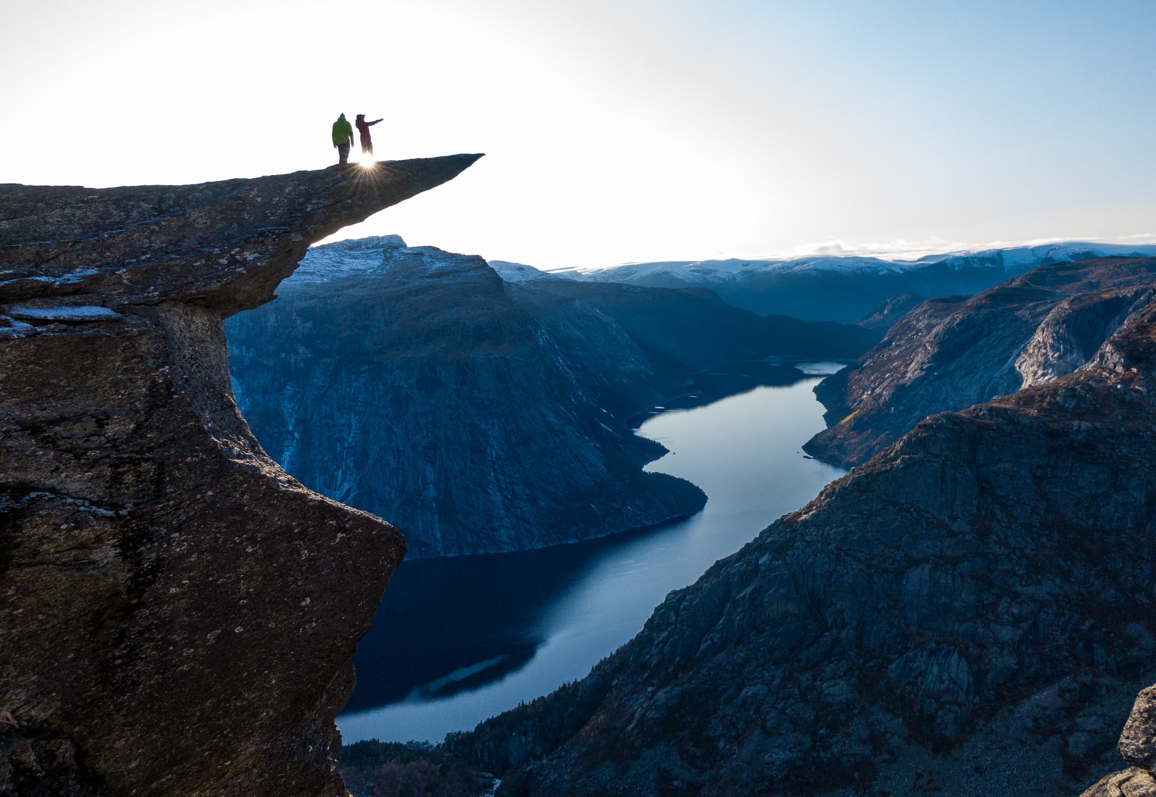 To personer som står ute på Trolltunga