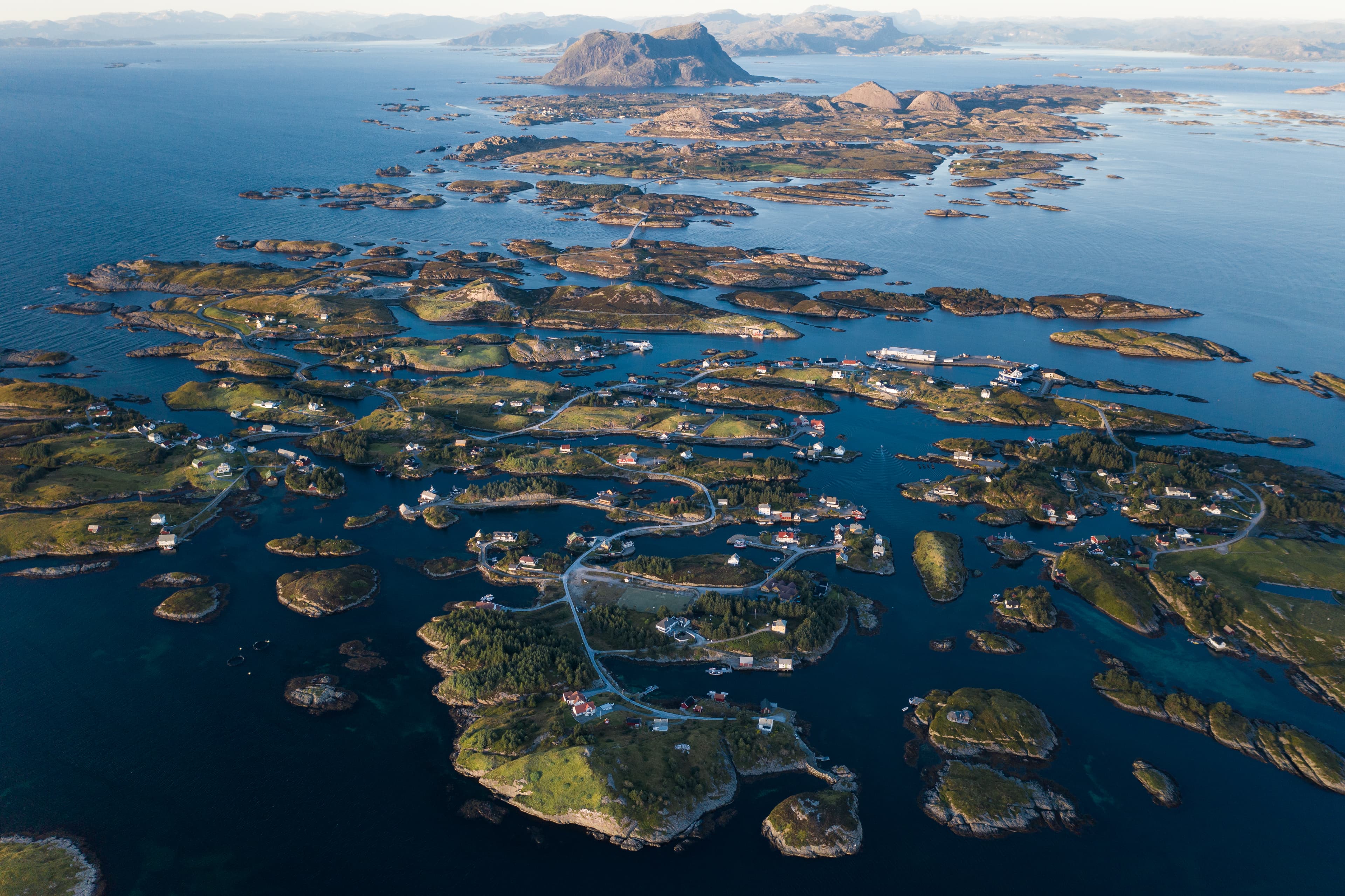 Dronebilde av øyane i Bulandet og Værlandet. Lengst unna ser vi Alden. Foto
