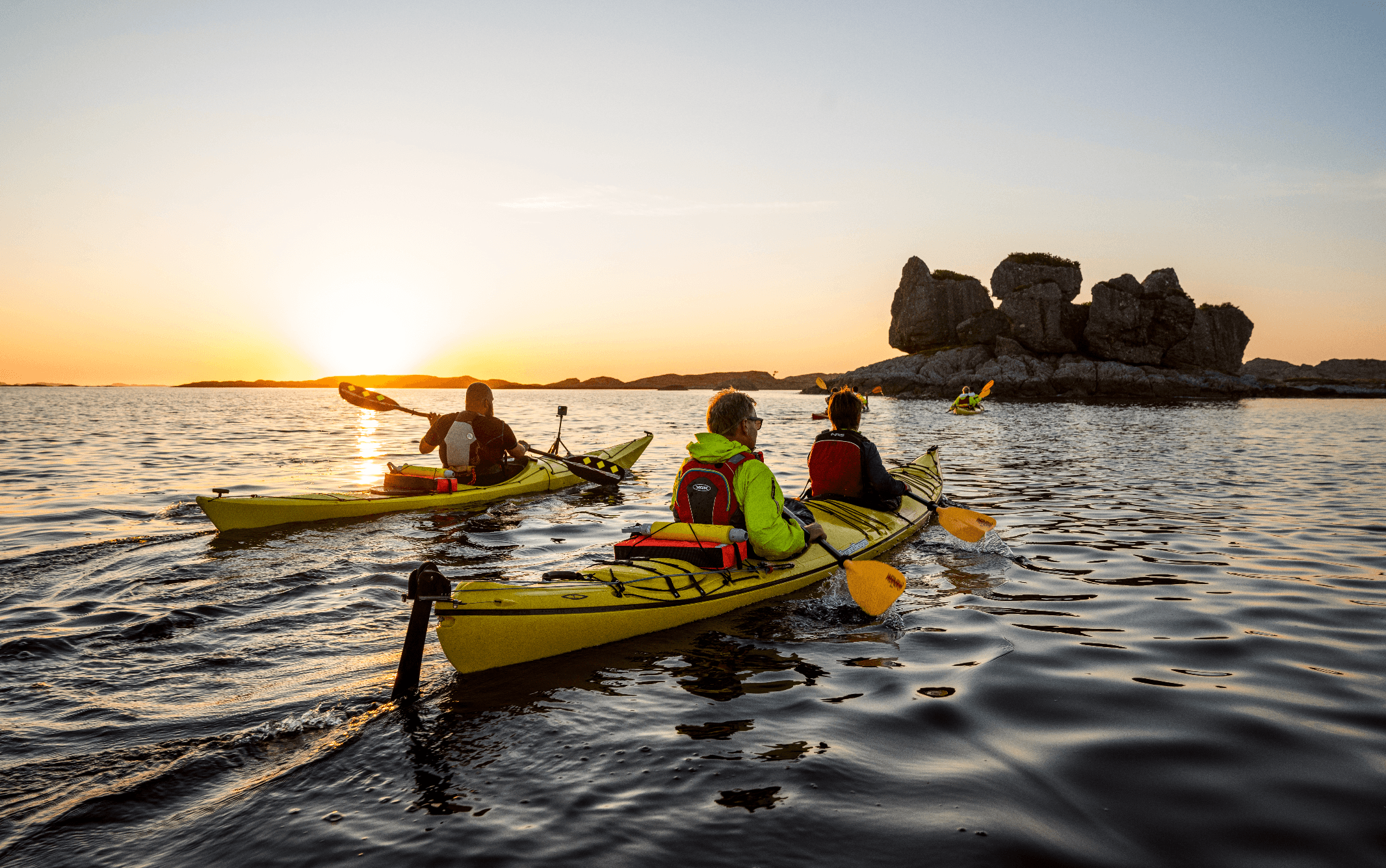 To kajakker i solnedgang foran Lågøystolane
