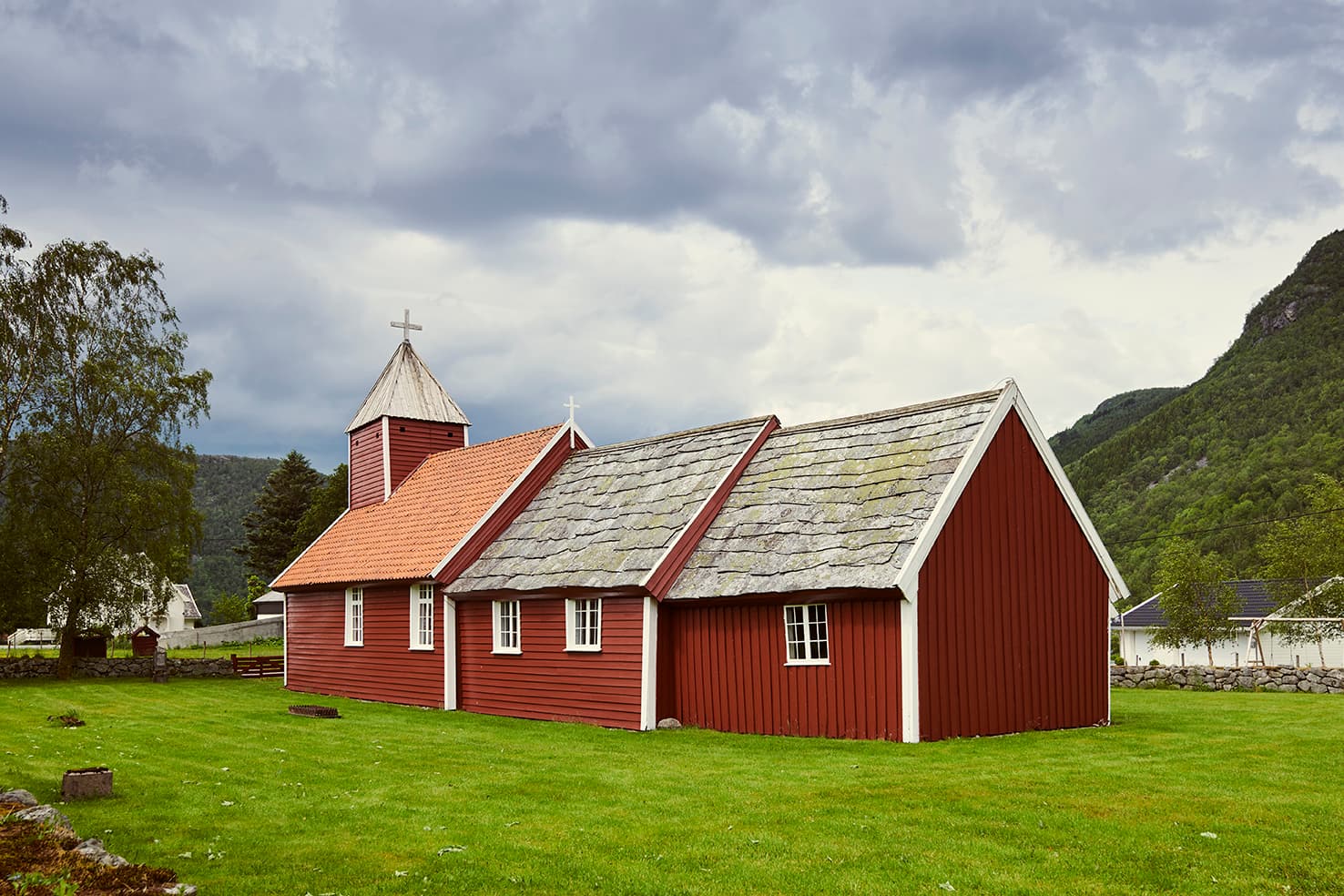 En rød langkirke fra 1600-tallet.