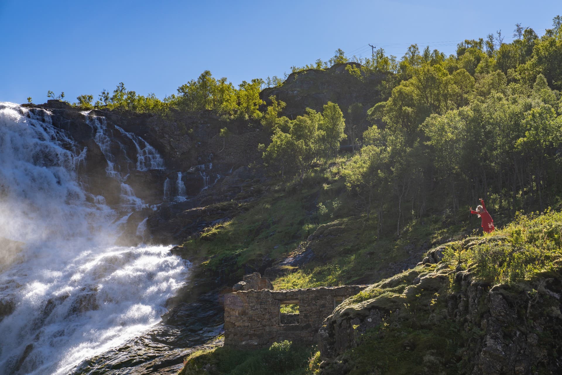 Kjosfossen med Hulderi som danser