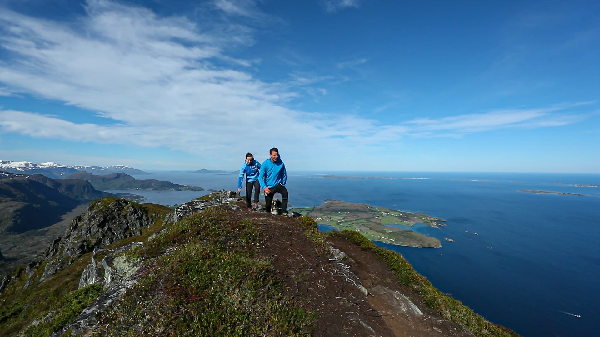Mann og kvinne går tur på Midsundtrappene, med hav i horisonten