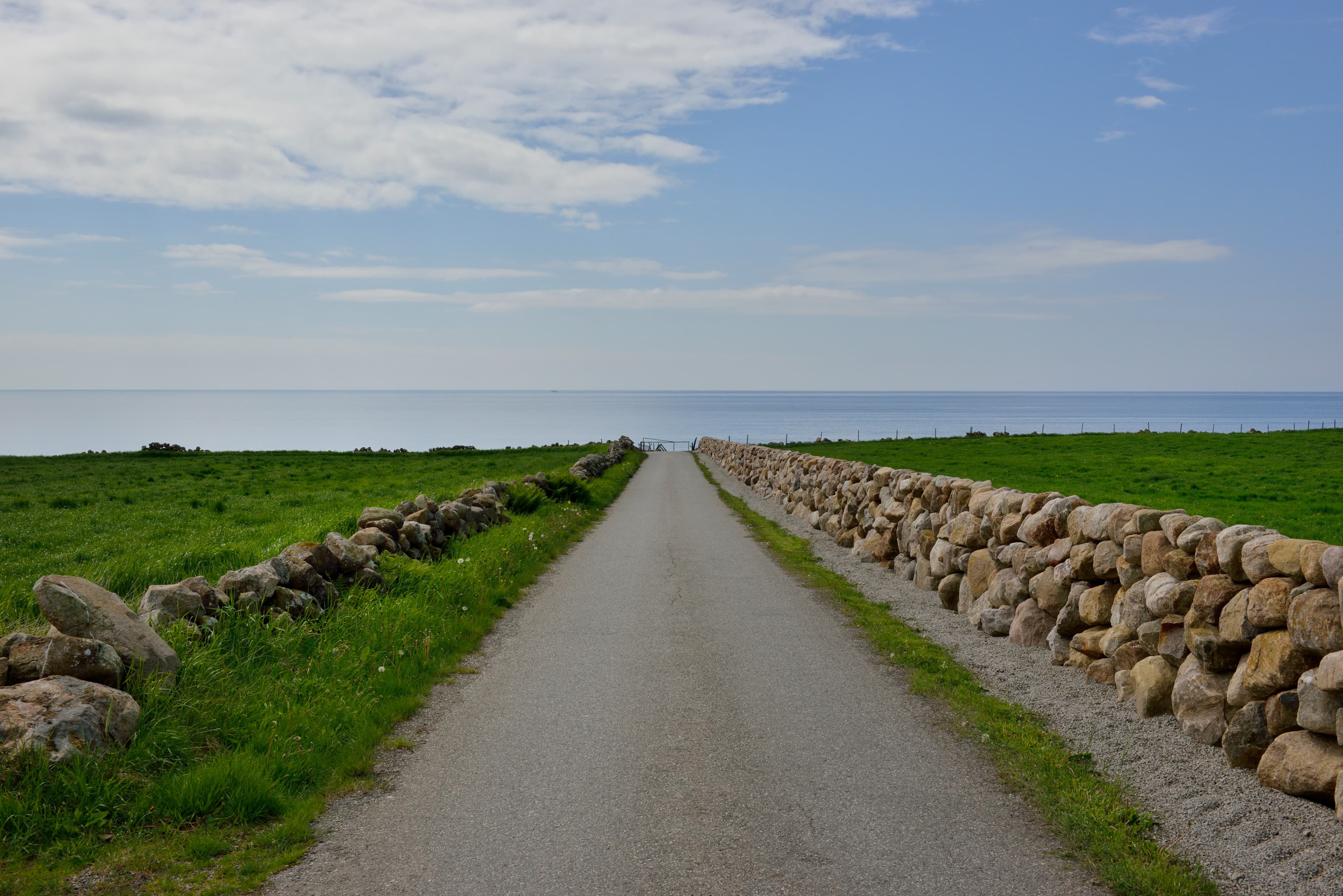 Grusvei med steingjerde på Ogna Nasjonal turistveg Jæren