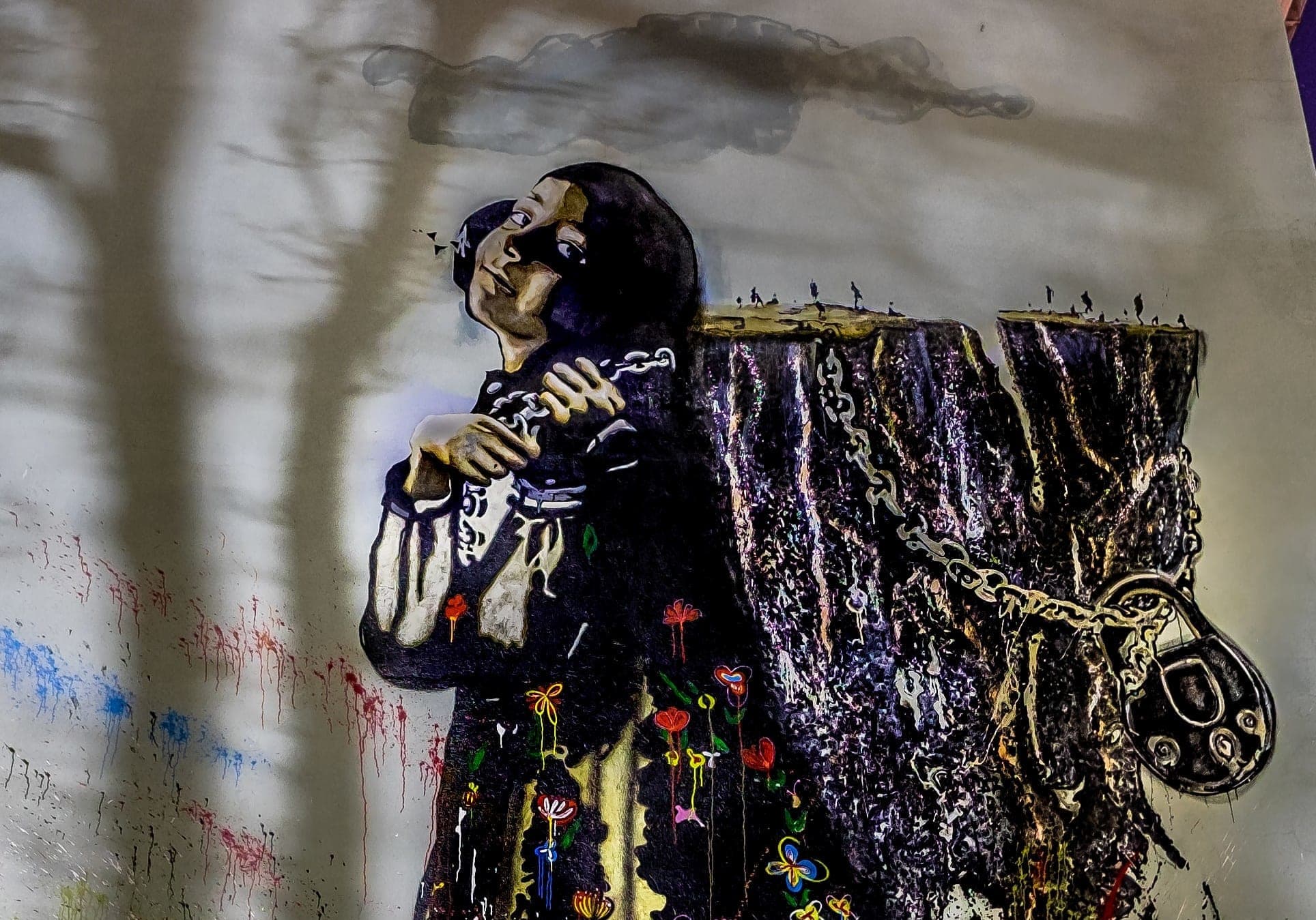 Et veggmaleri av en jente som bærer Preikestolen som en sekk på ryggen.