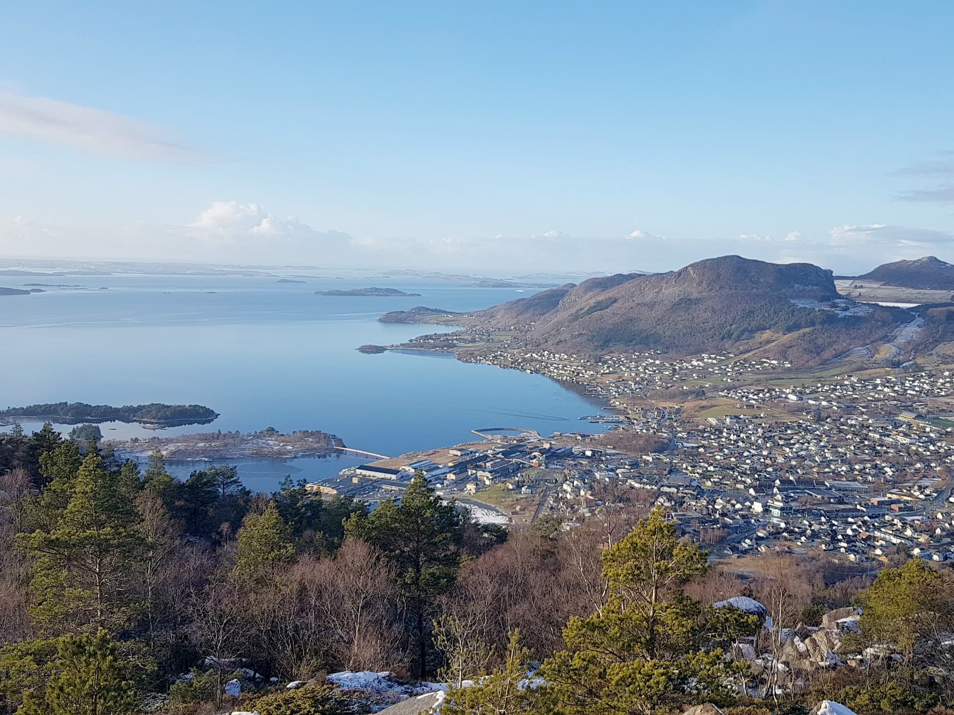 Utsikt over Jørpeland fra Tunglandsfjellet.