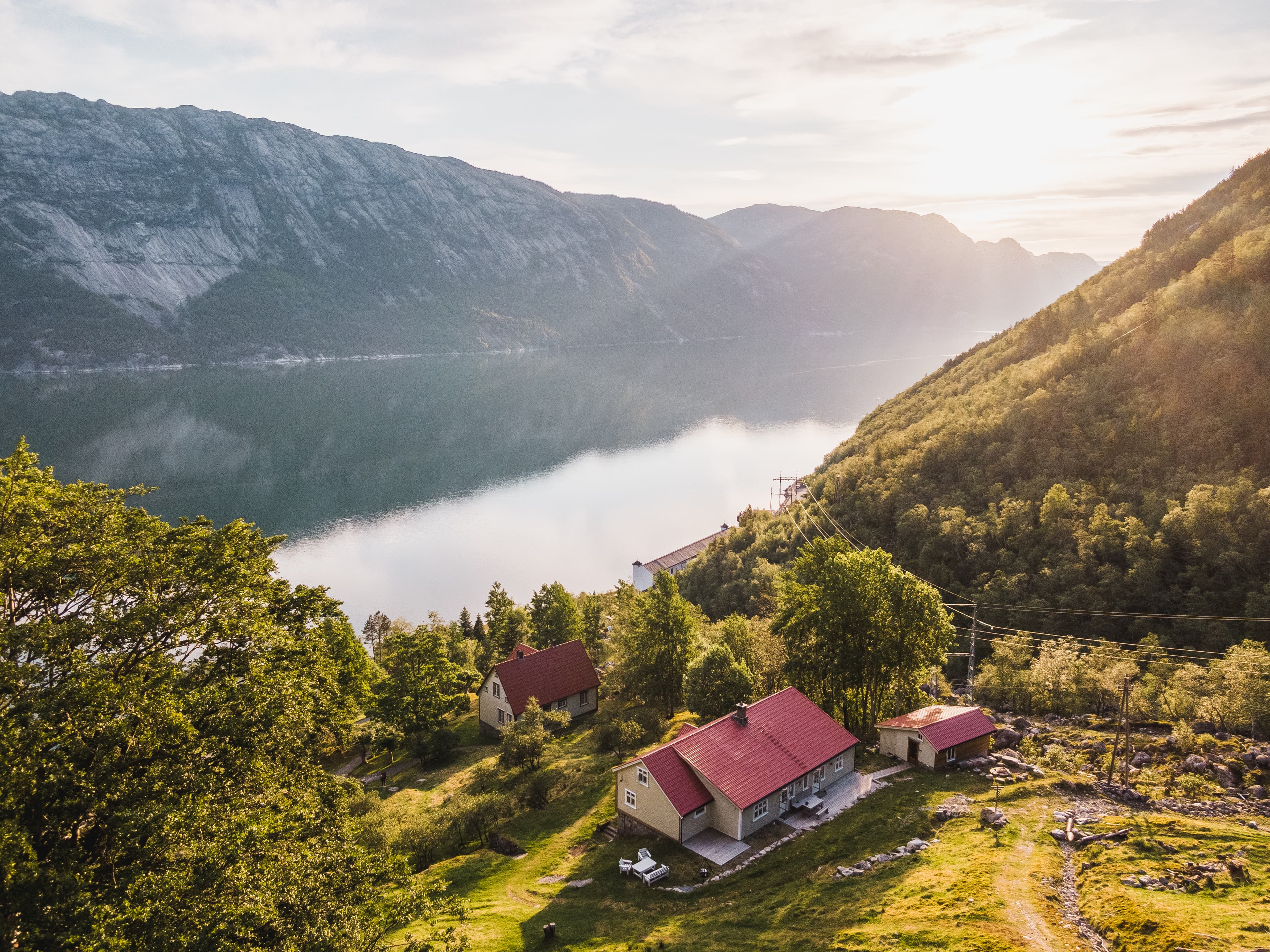 Oversiktsbilde av Flørli turiststasjon med Lysefjorden i bakgrunnen.