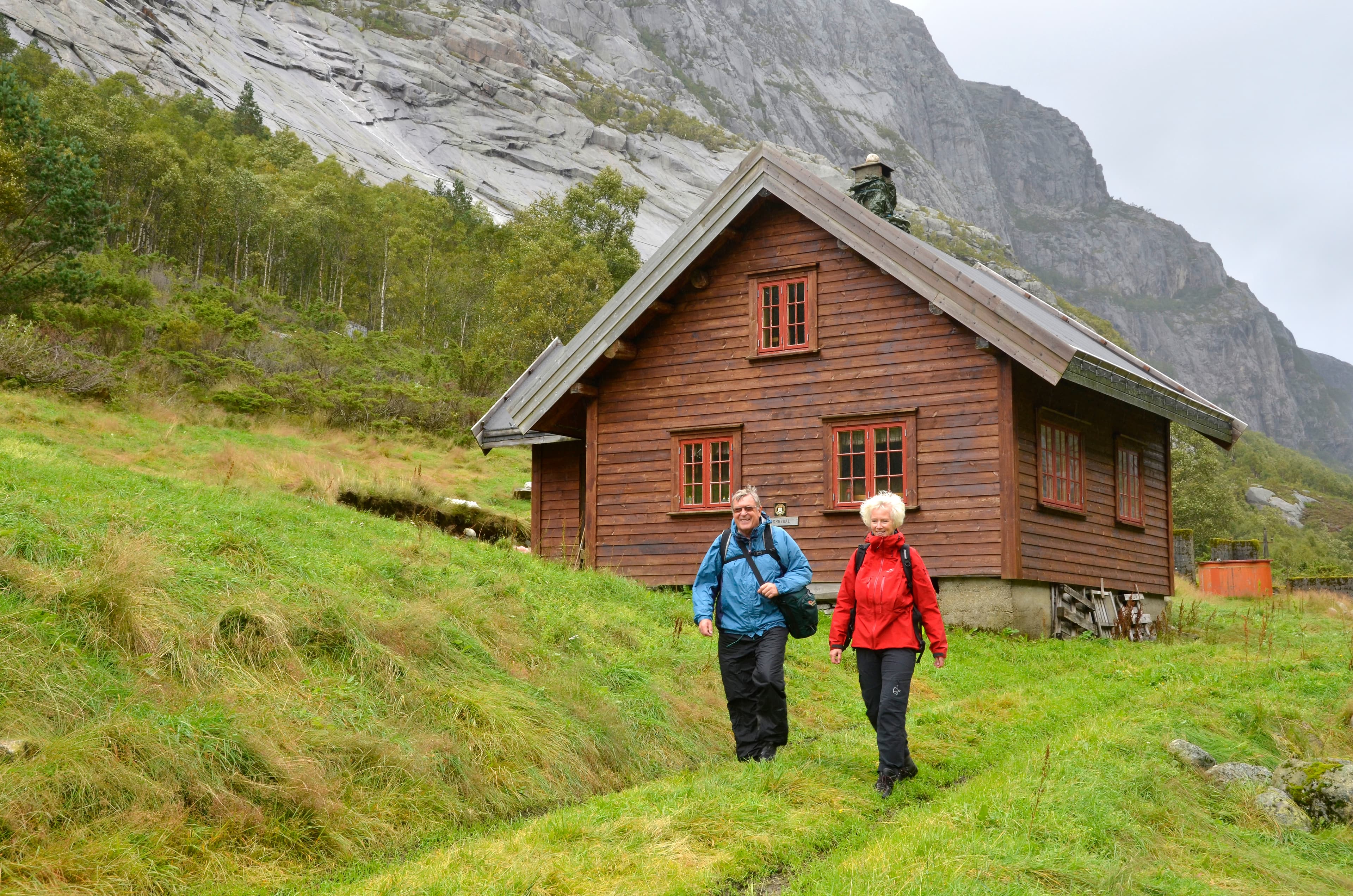 To personer på veg bort fra Songedalen fjellgard.