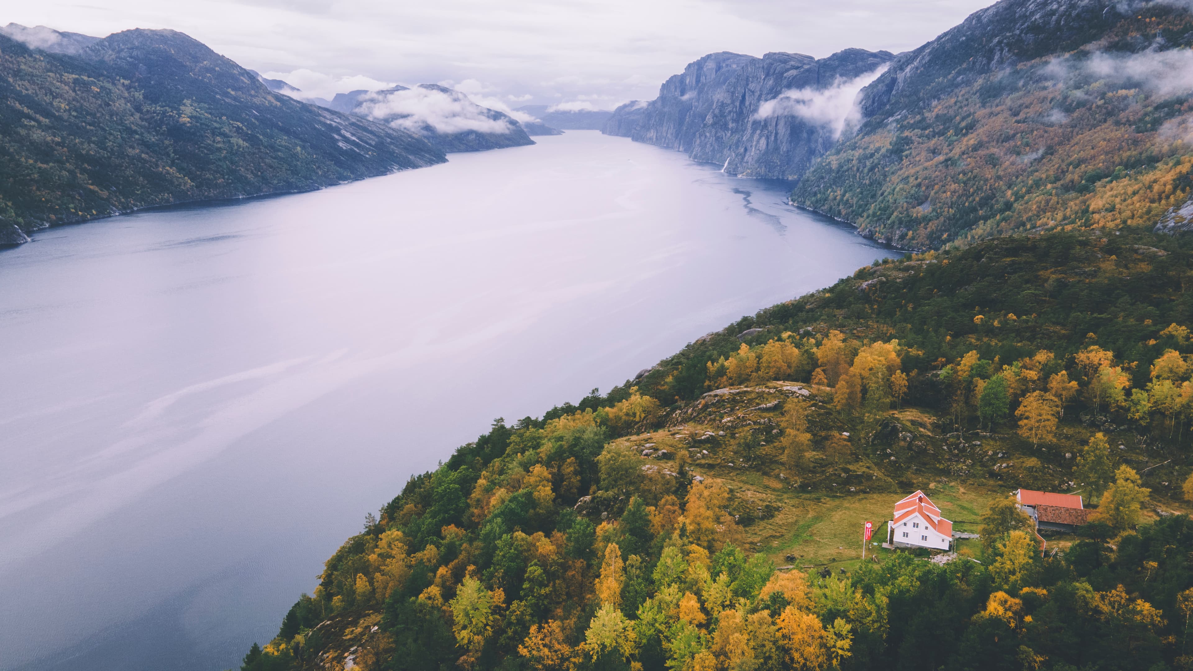 Oversiktsbilde over Bakken gård omringet av skog og med Lysefjorden i nærheten.