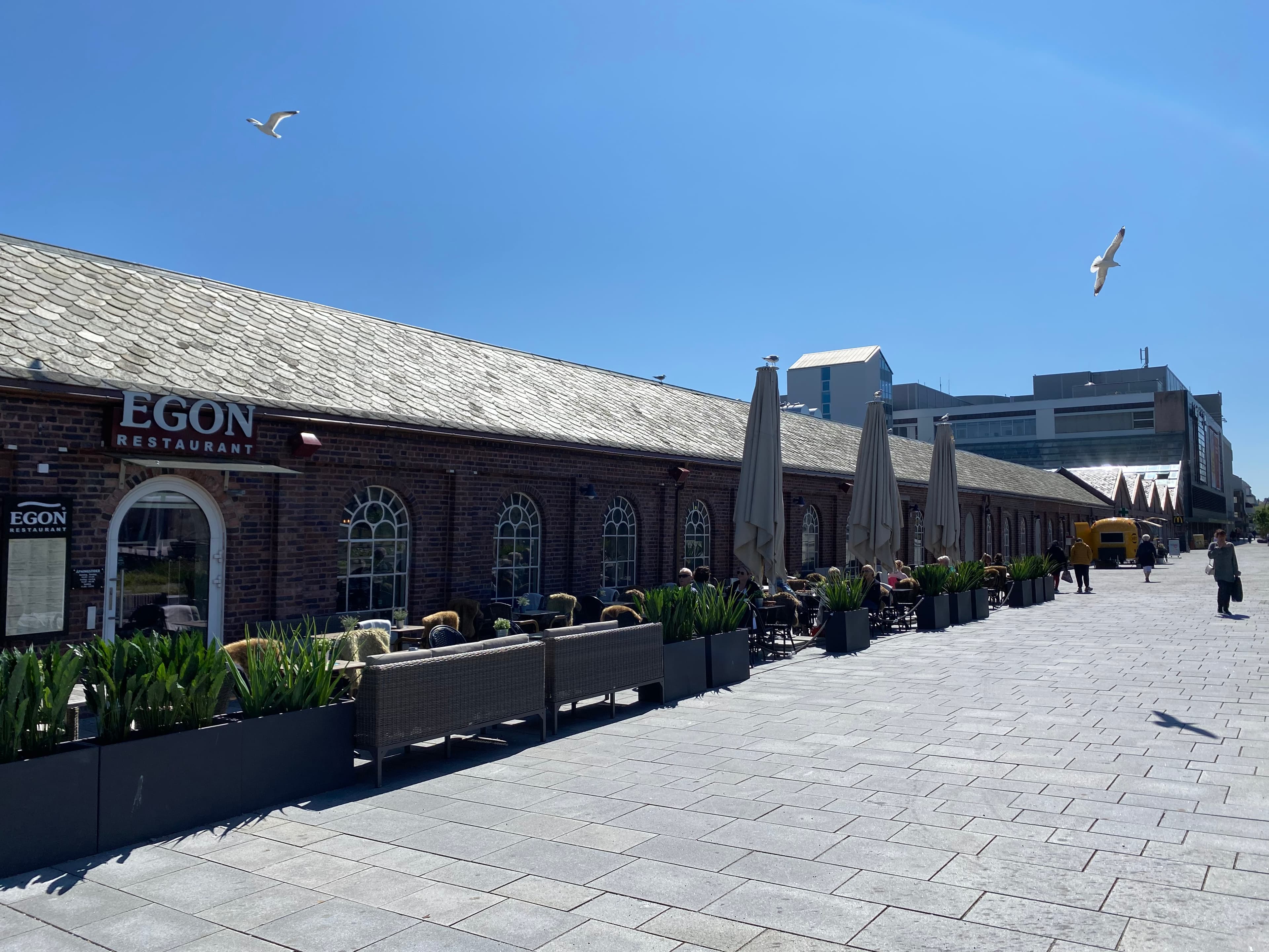 Langside mot Ruten med restauranter og forretninger.