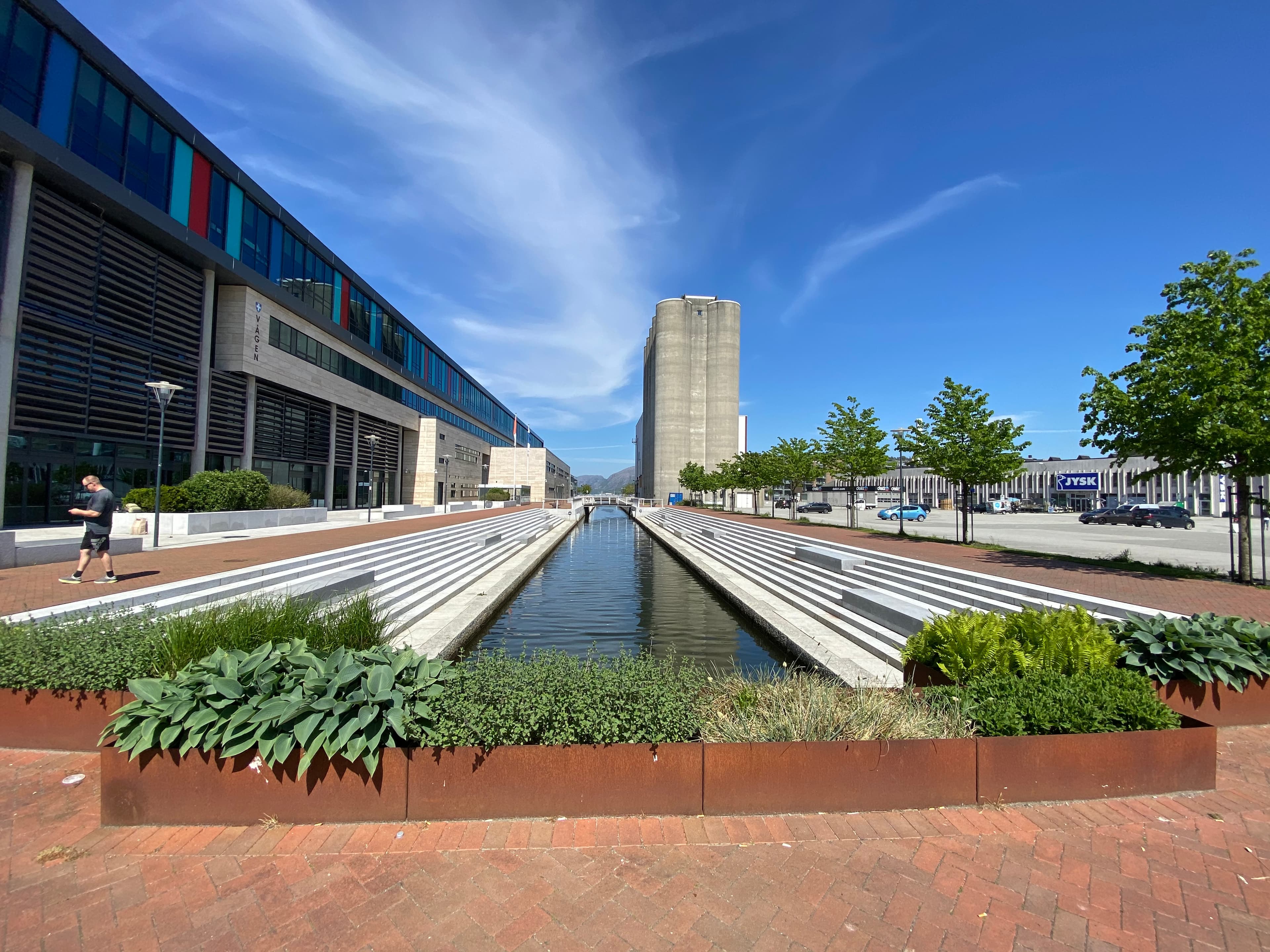 Den gjennomgående langstrakte formen henspiller på tørkehusene fra teglverksindustrien, der skolen nå ligger.