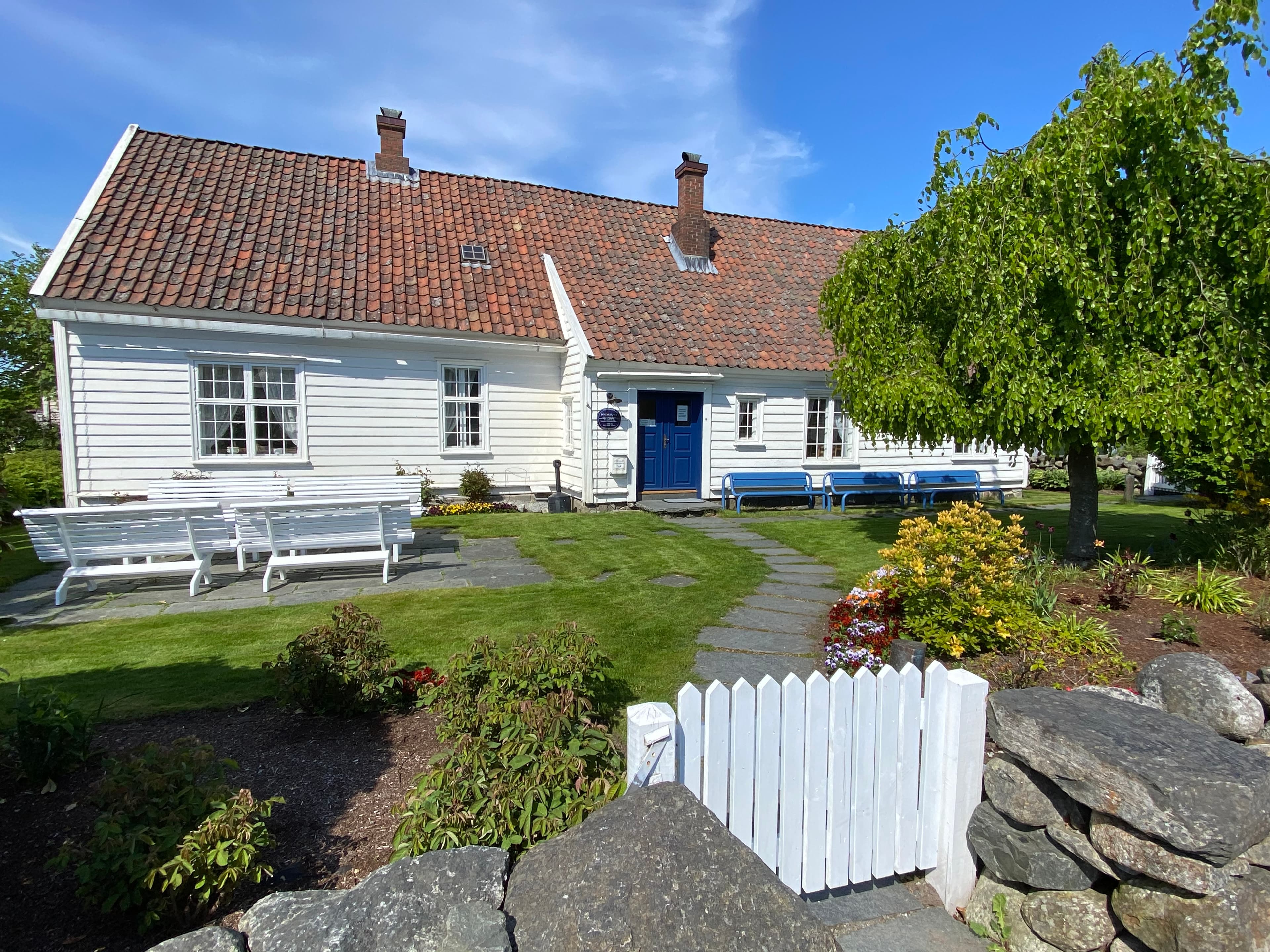 Et stort midtgangshus med klassisistisk stilpreg.