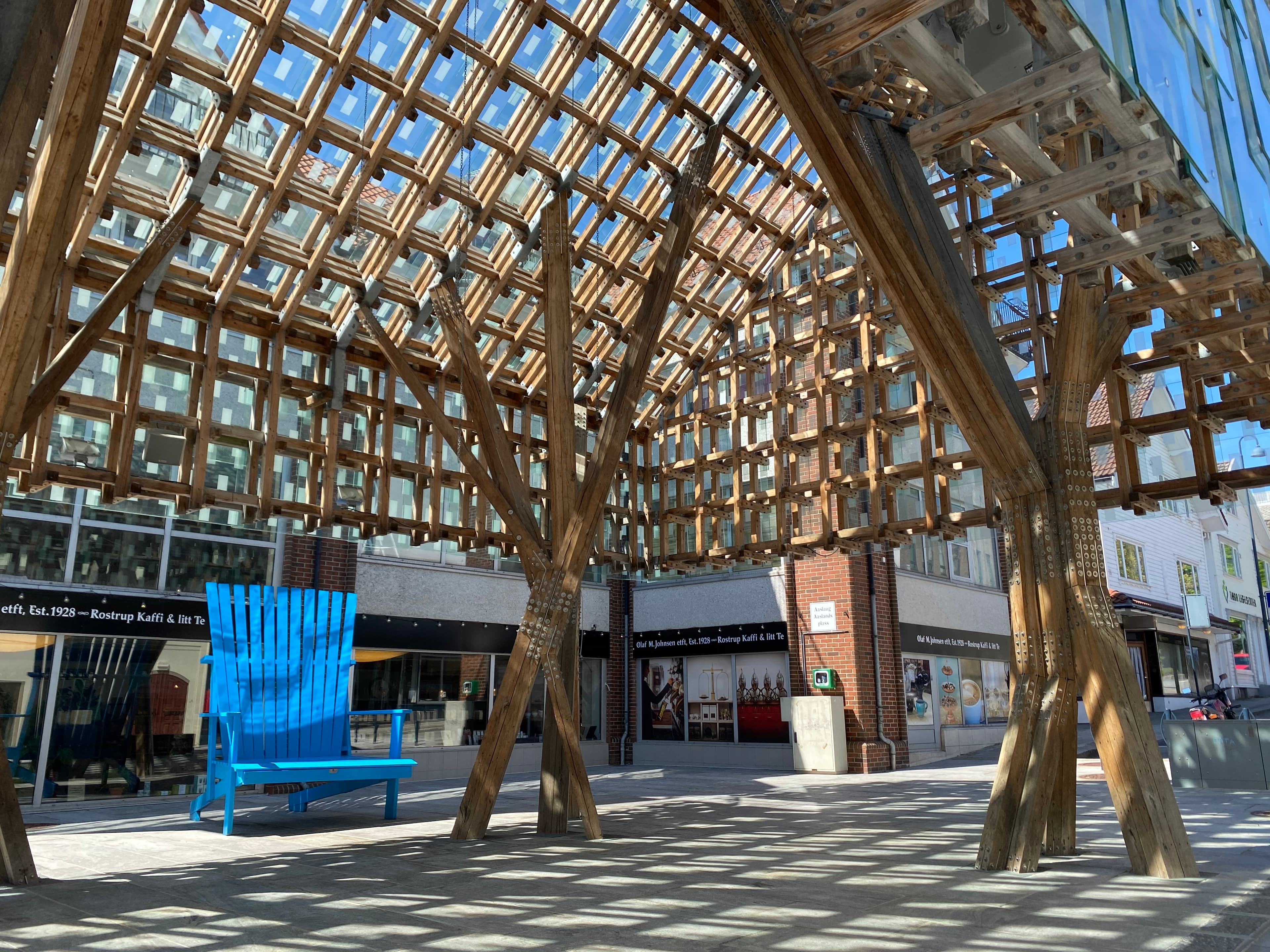 Aaslaug Aaslands plass, Langgata.Lanternen er en treskulptur, scene og torg, oppført i forbindelse med Kulturby2008.