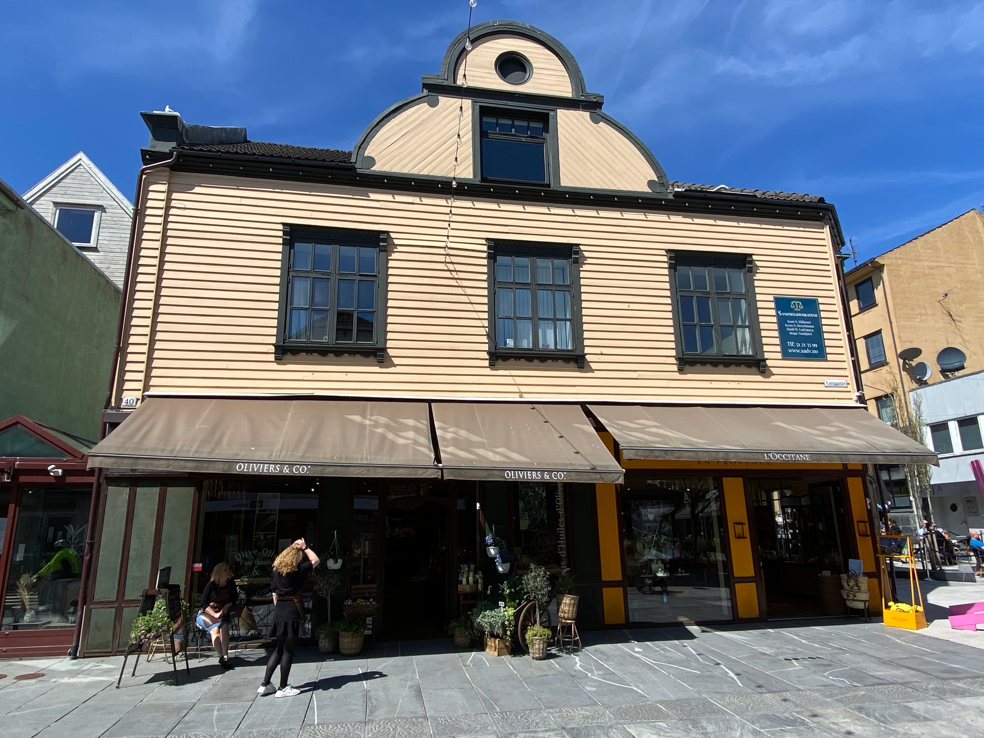 Historistisk murgård med endret eksteriør fra 1905.