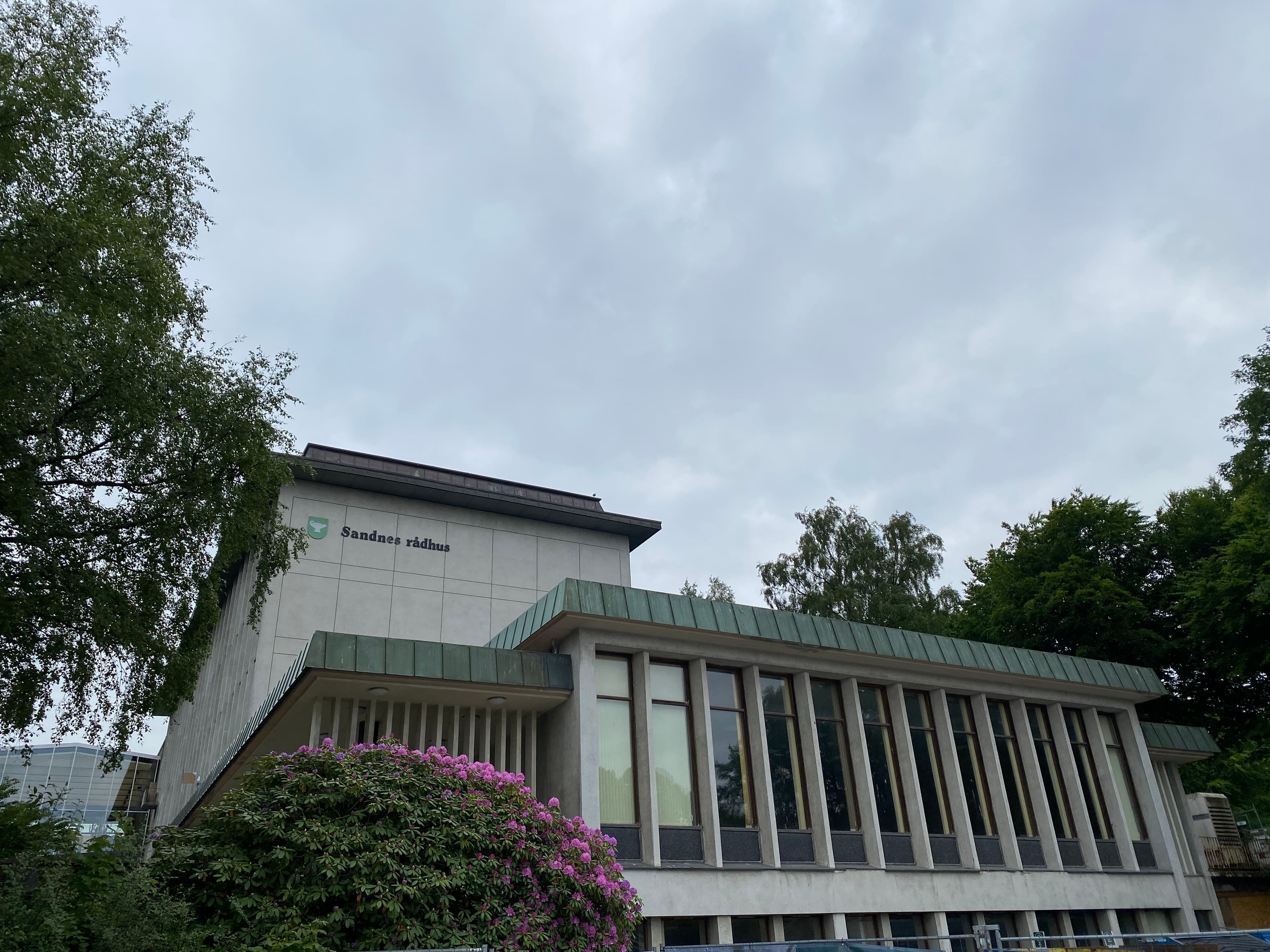 Høyland rådhus, Sandnes rådhus fra kommunesammenslåingen i 1964, tegnet av arkitektkontoret G. Helland og E. Aarreberg.