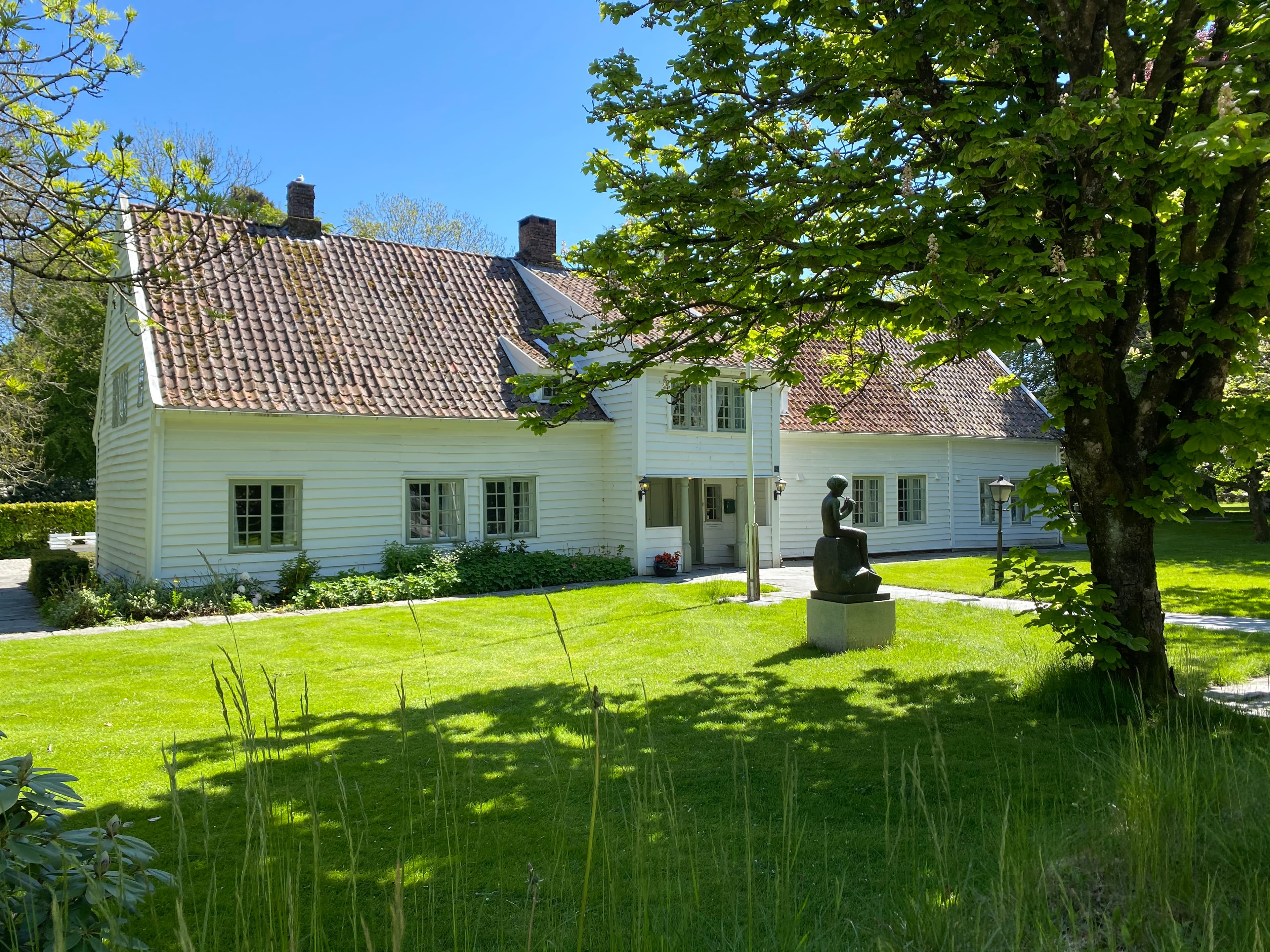 Stort klassisistisk bolighus med mange lag bygningshistorie. Lensmannsgård og gjestgivergård i flere epoker.