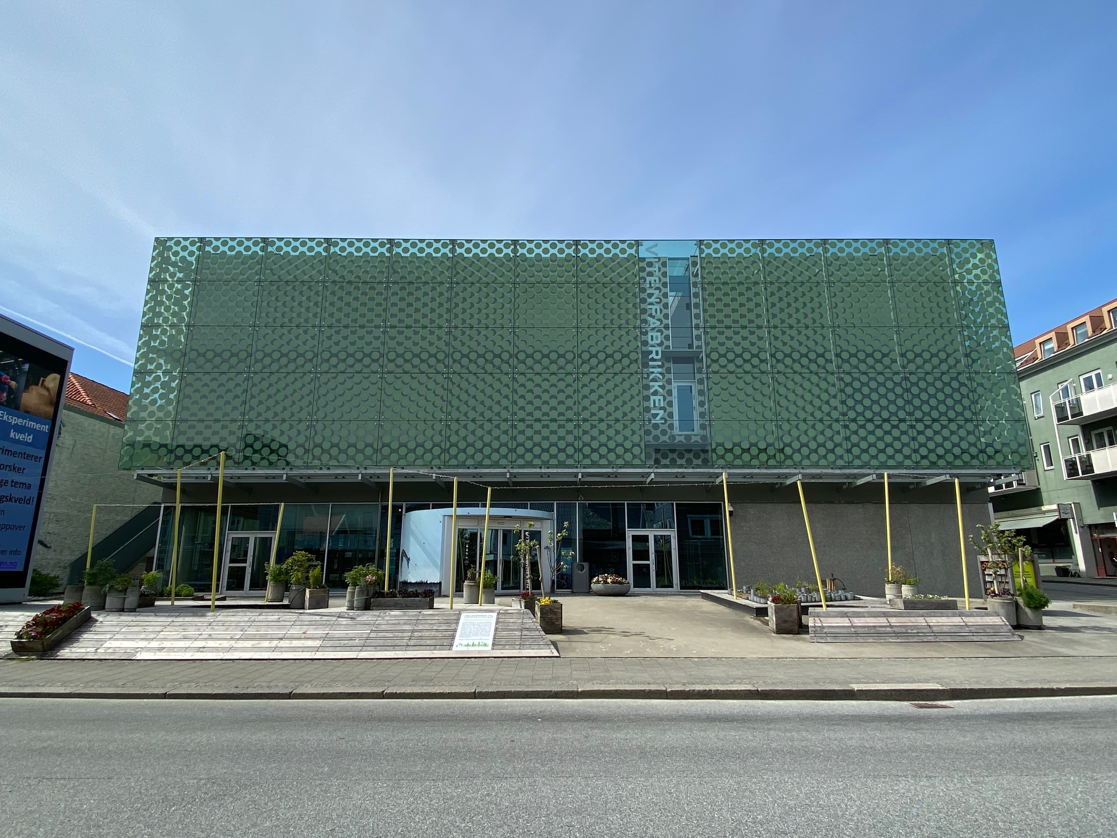 En modernistisk bygning med synlig betong i sokkeletasjen