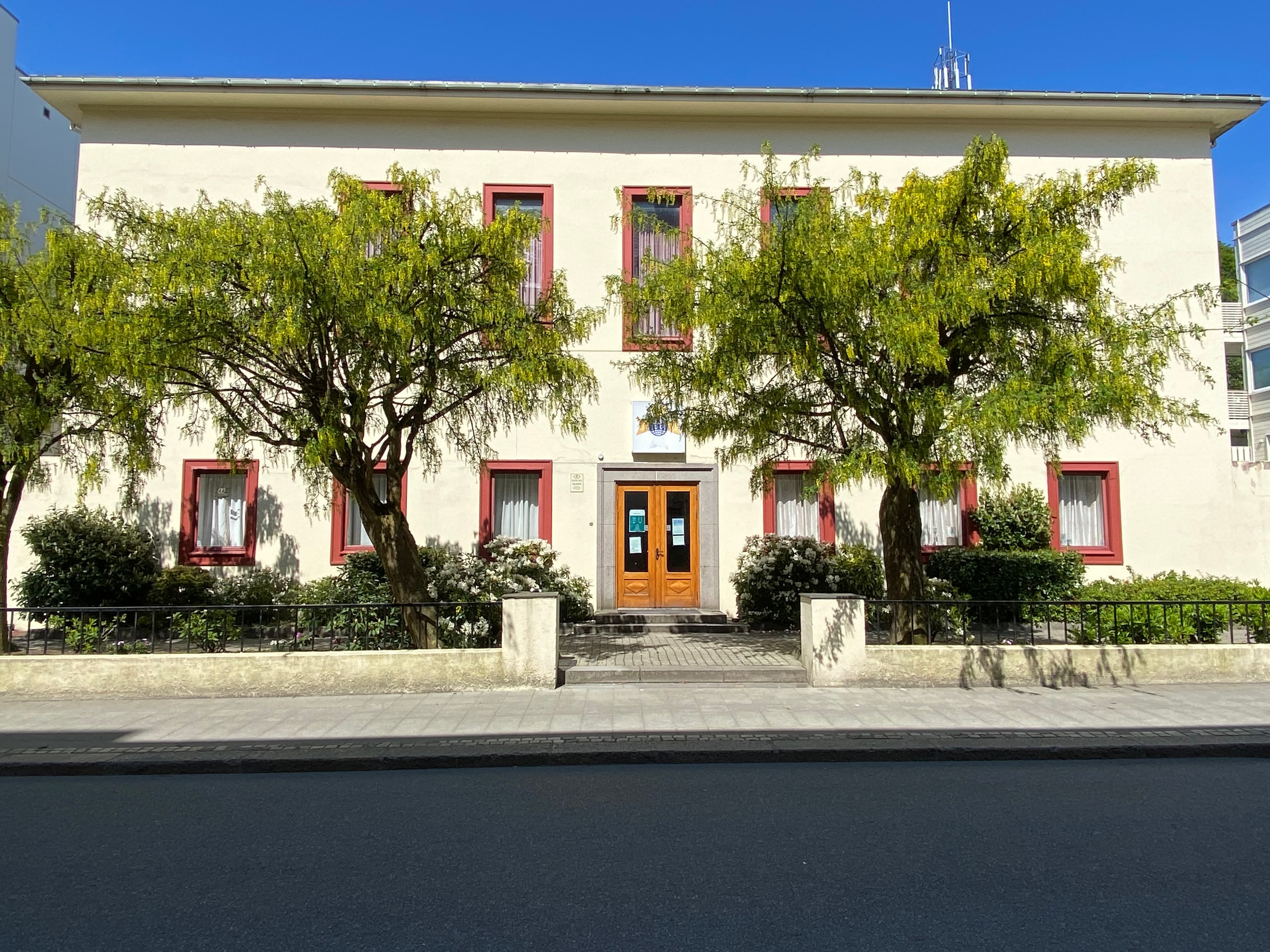 Toetasjes murbygning tegnet i 1935 av arkitekt Gustav Helland i streng funksjonalisme med nyklassisistisk tilsnitt.