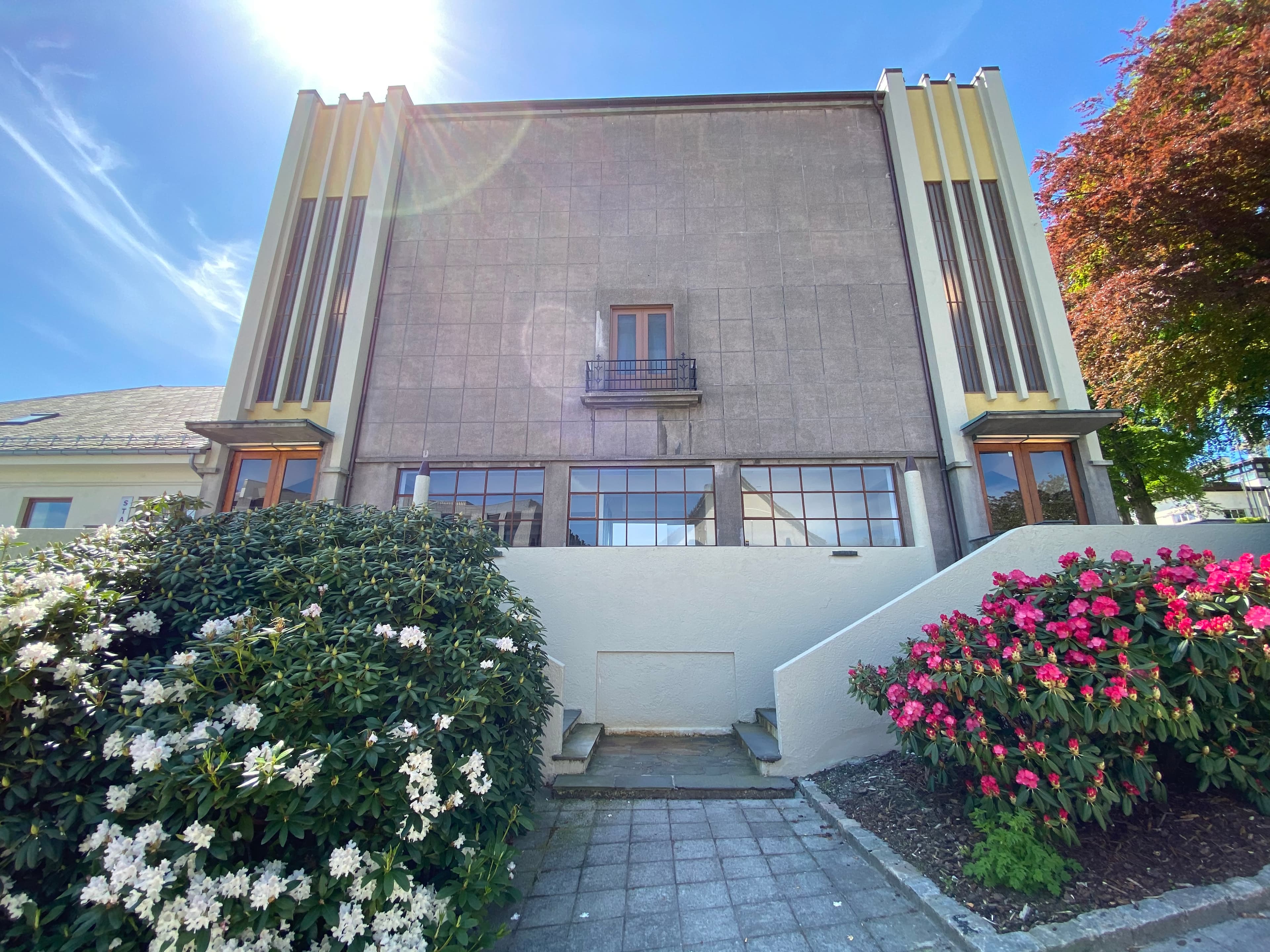 Monumental, funksjonalistisk bygning av høy arkitektonisk kvalitet.