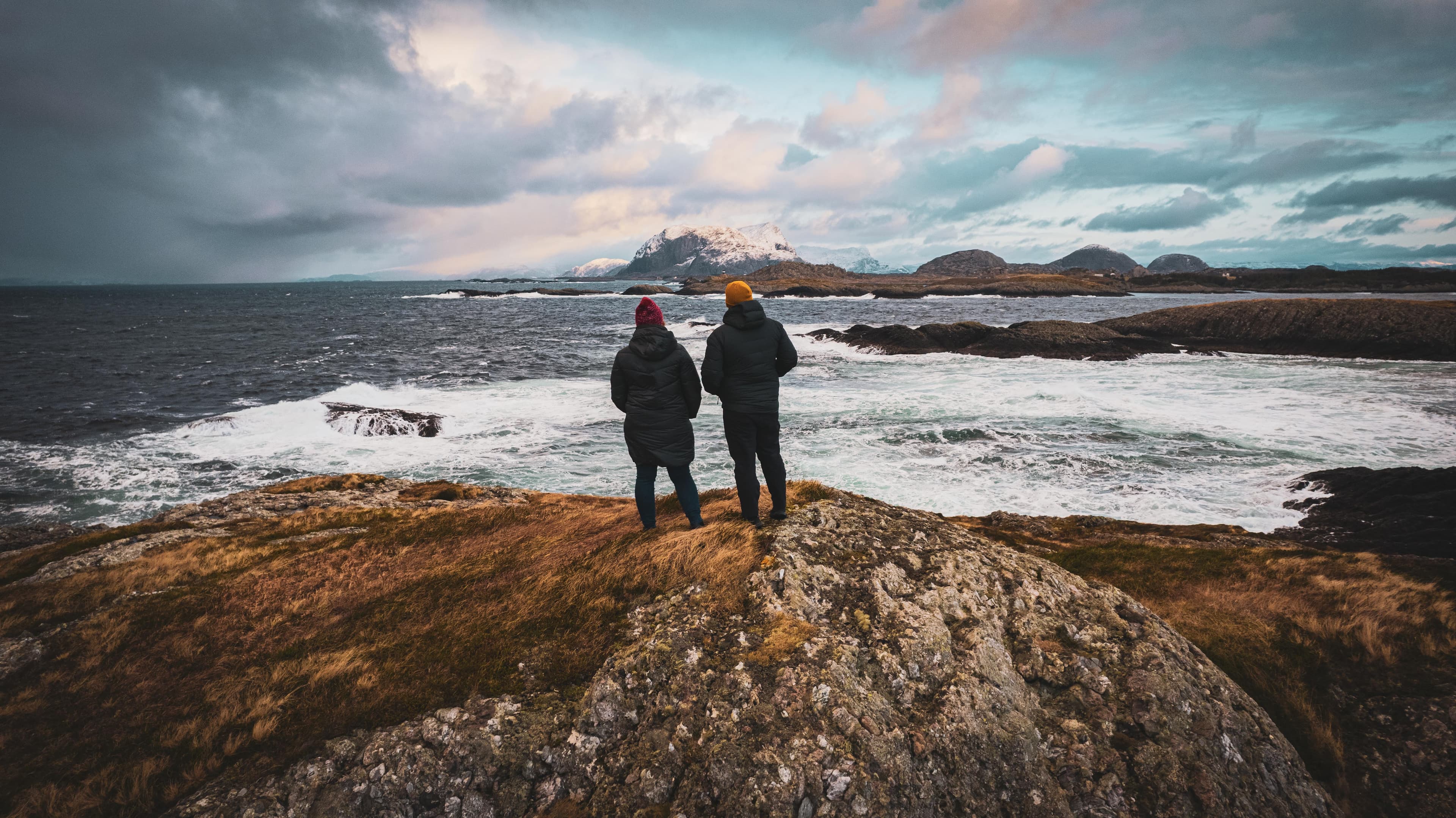 to personer ser ut over havet