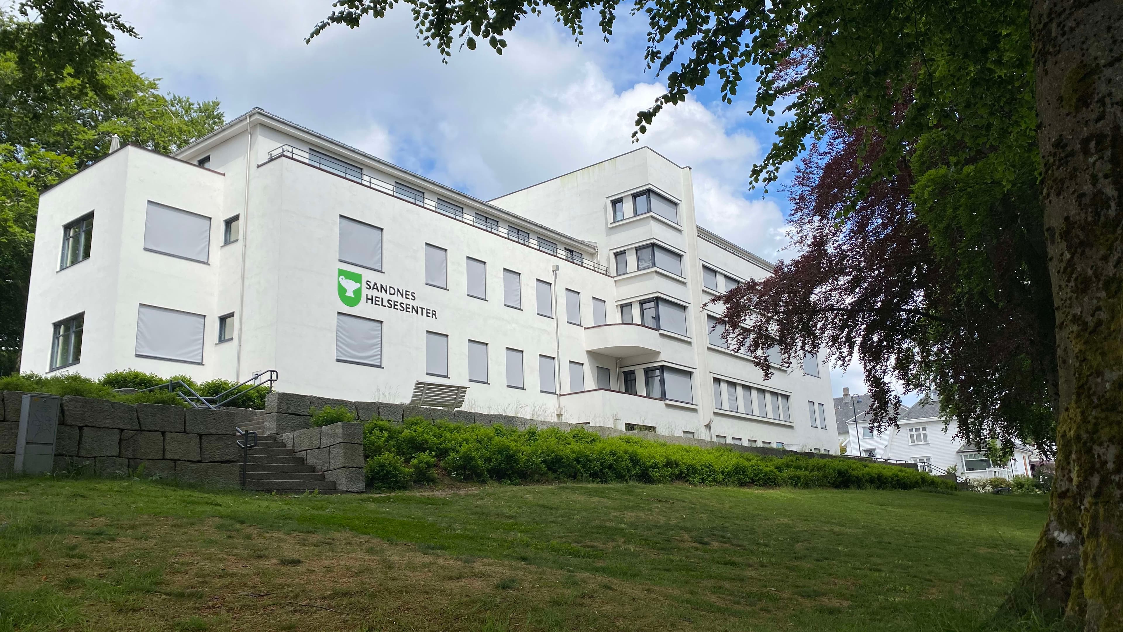 Monumental funksjonalisme med vakkert parkanlegg