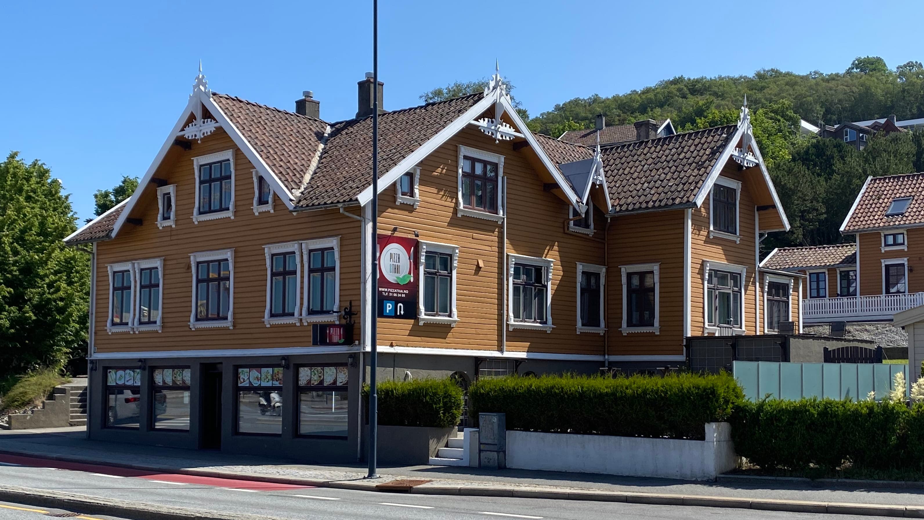 Helhetlig sveitseranlegg med bolighus og uthus.