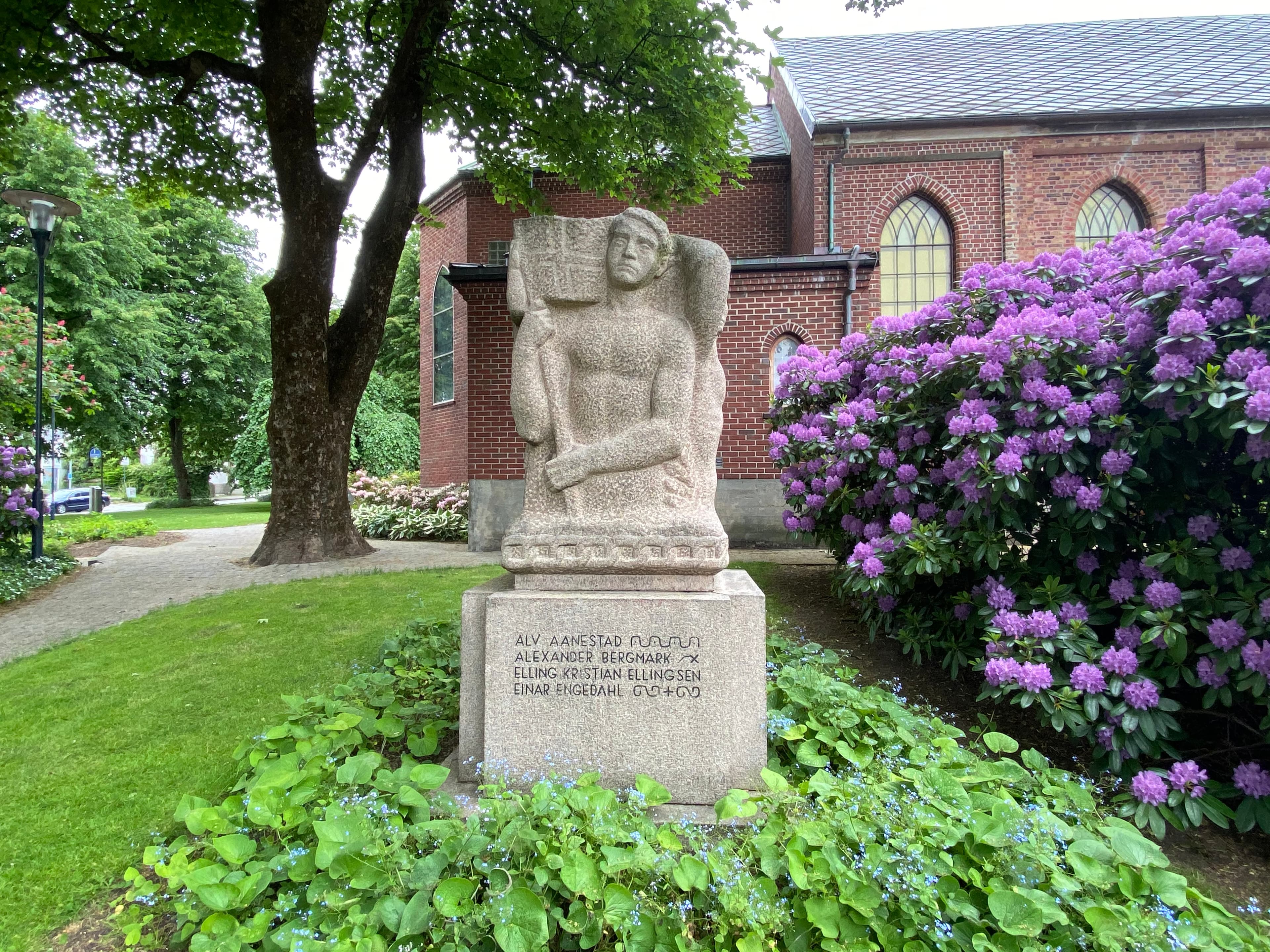 Ståle Kyllingstads monument over falne under 2. verdenskrig. De seirende og deres familier fremstilles i et stilisert formspråk.