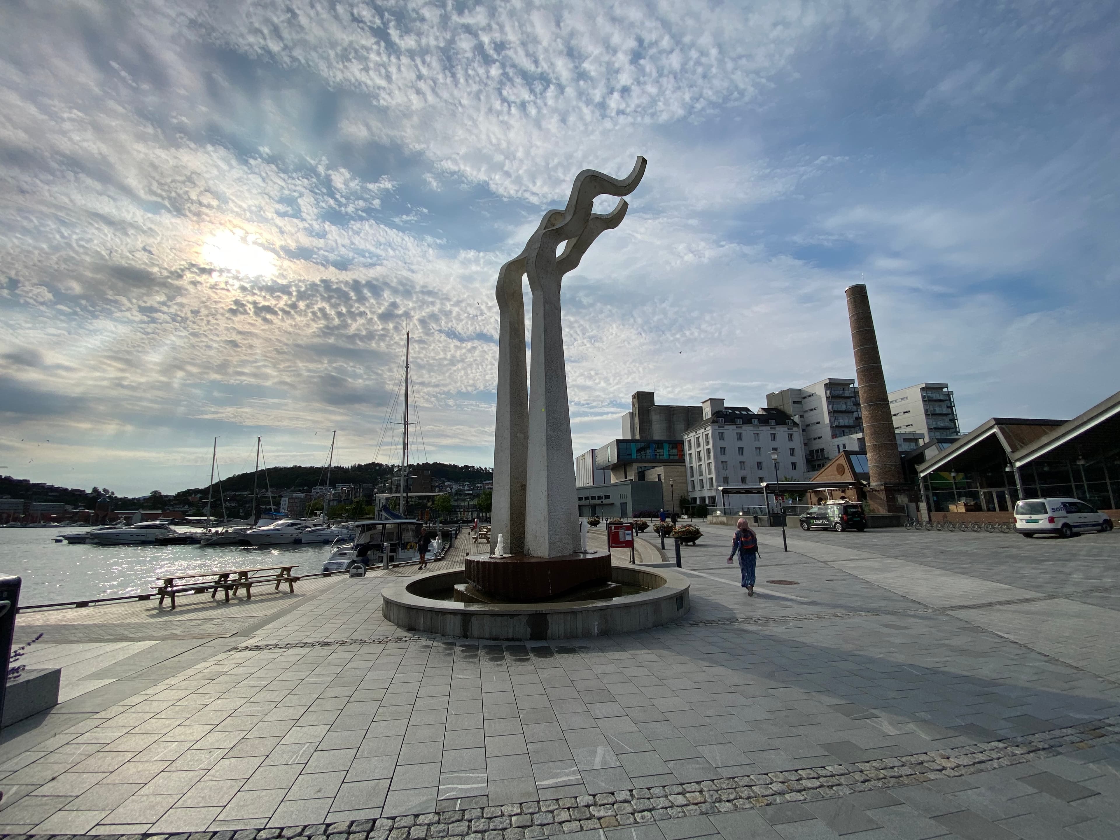 Eurytmi av Hugo Wathne, 1990. På folkemunne kalt Bølgen. Abstraksjon og stilisert bevegelse.