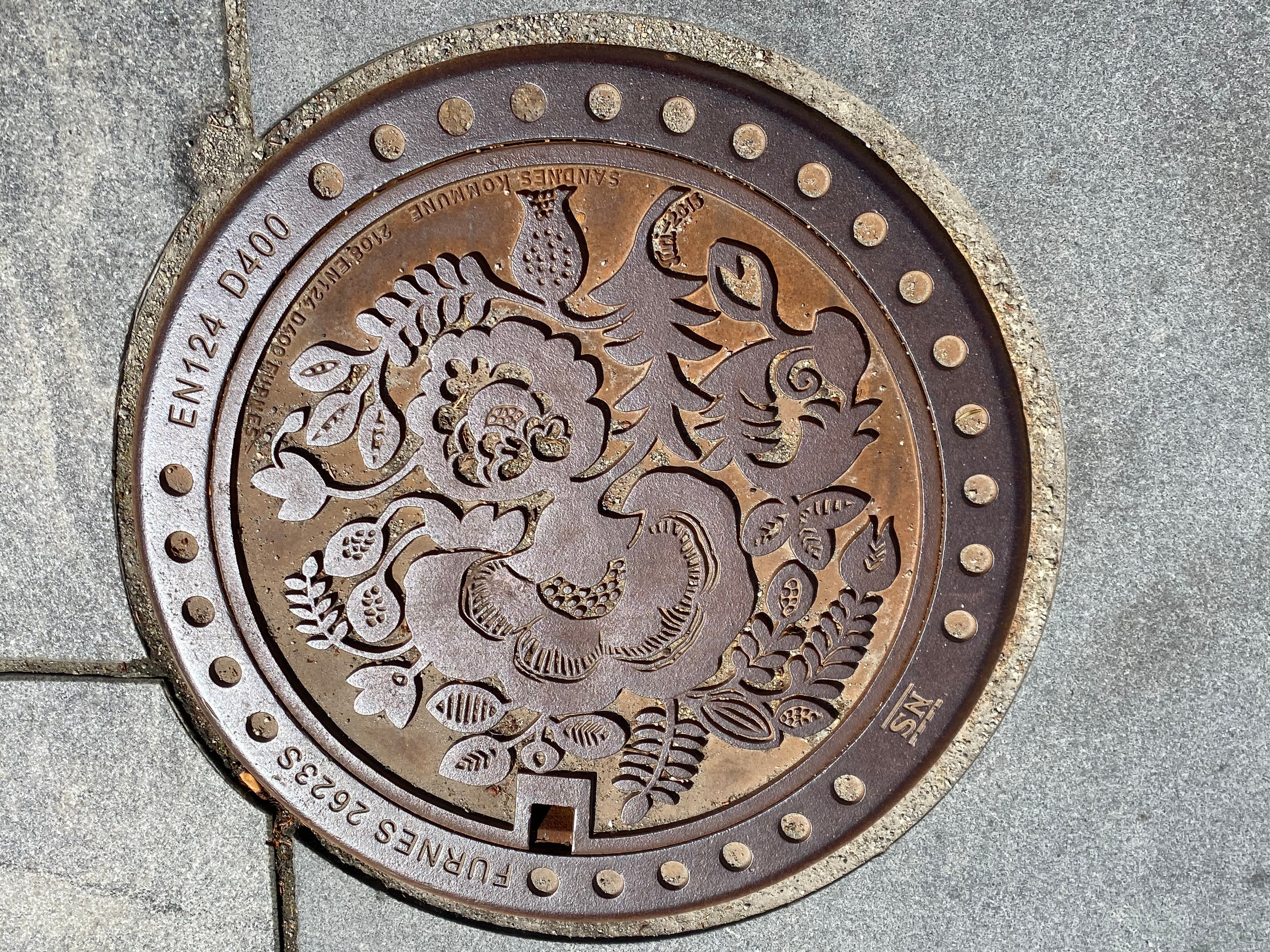 Den mangeårige Figgjo-designeren tok på seg oppdraget med å utforme byens nye kumlokk i kjent blomstrende stil. Naturens evige syklus og en stadig voksende by er inspirasjonen for et djervt og nyskapende prosjekt.