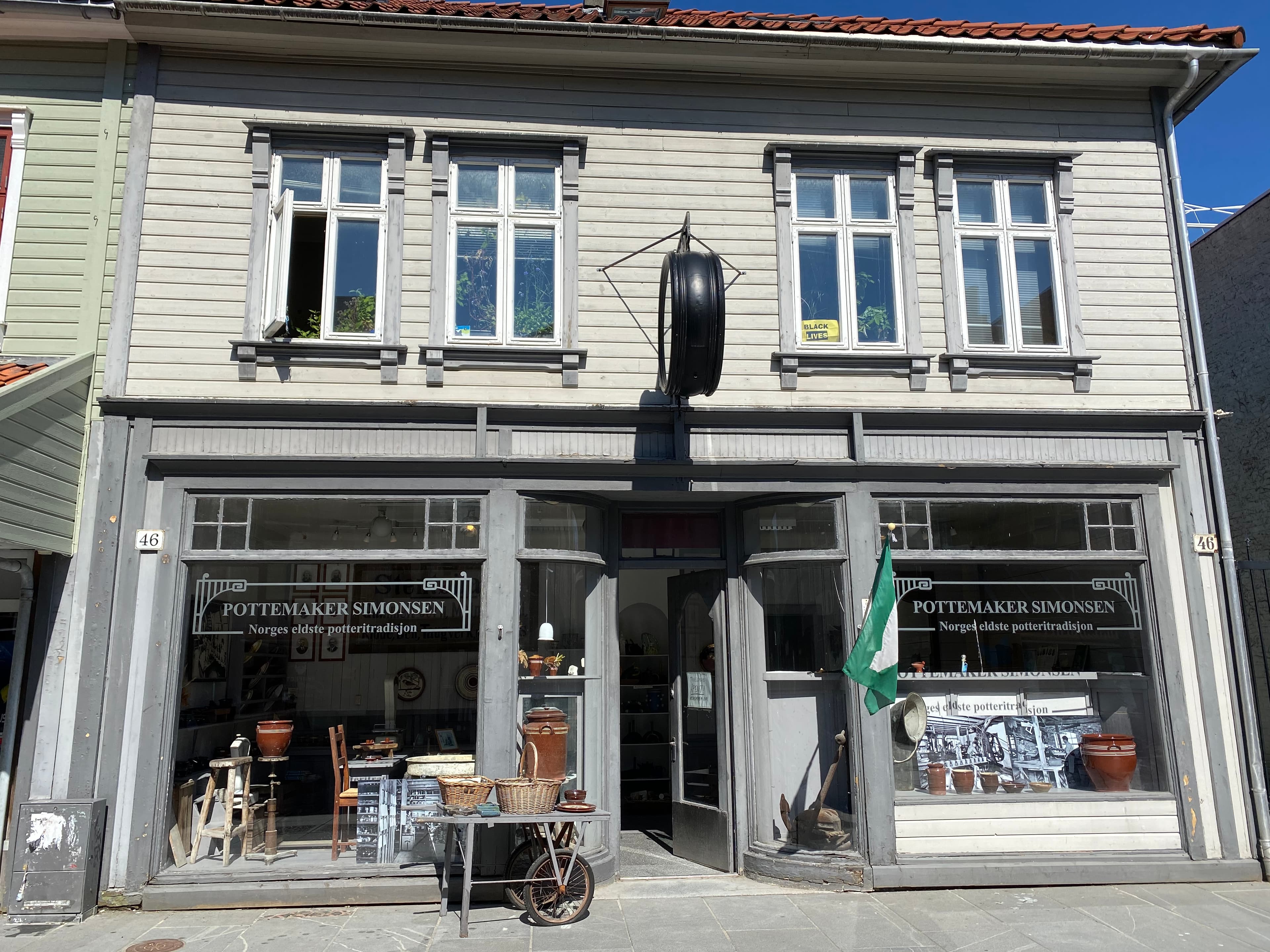 Sjuende generasjon Simonsen holder til i Langgata 46. Her kan du kjøpe Sandnesgauk, jars, syltepotter og annen tradisjonell keramikk.