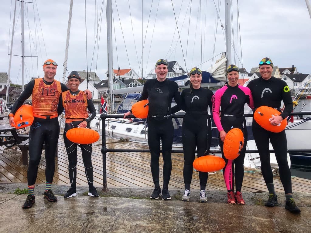 Gruppe i våtdrakter med Eldhug Adventures