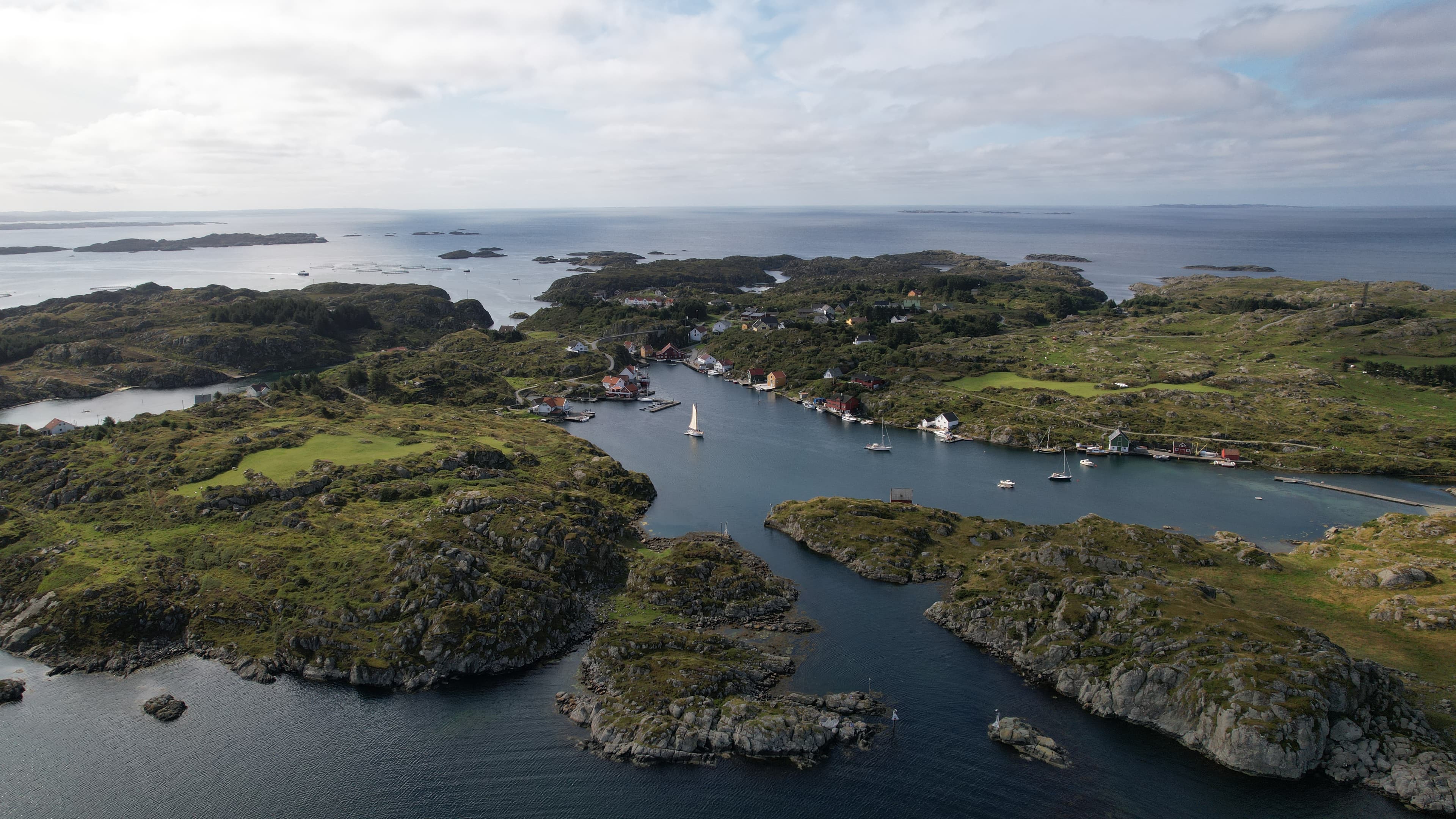 Dronebilde over Røvær