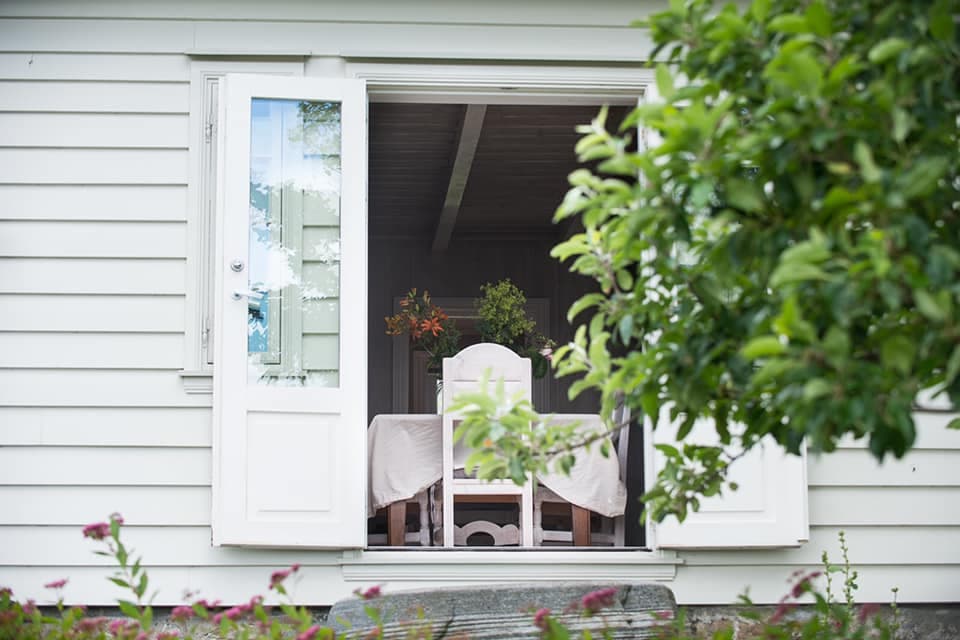 Franske dører som åpner seg ut mot hagen.