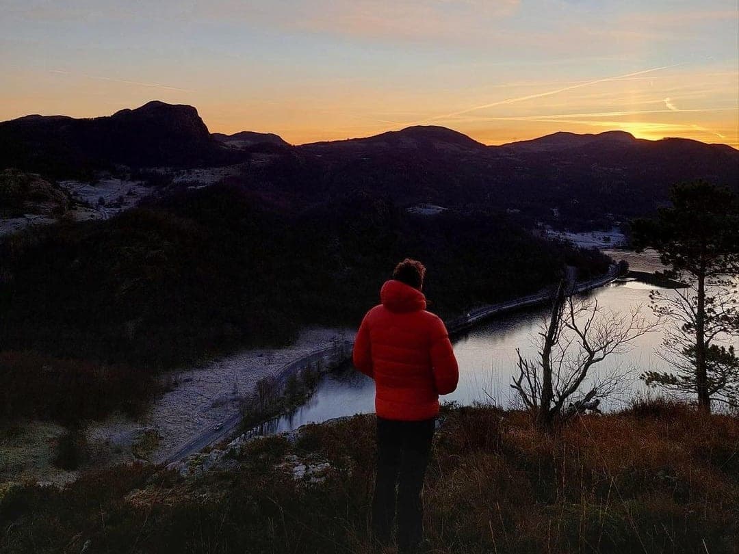 Mann på tur i solnedgang