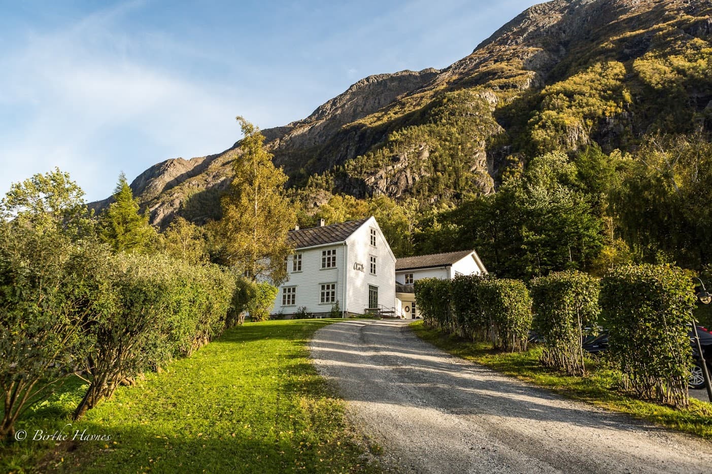 Hotel Aak, landets eldste turisthotell, sett fra ankomst fra veien E136.