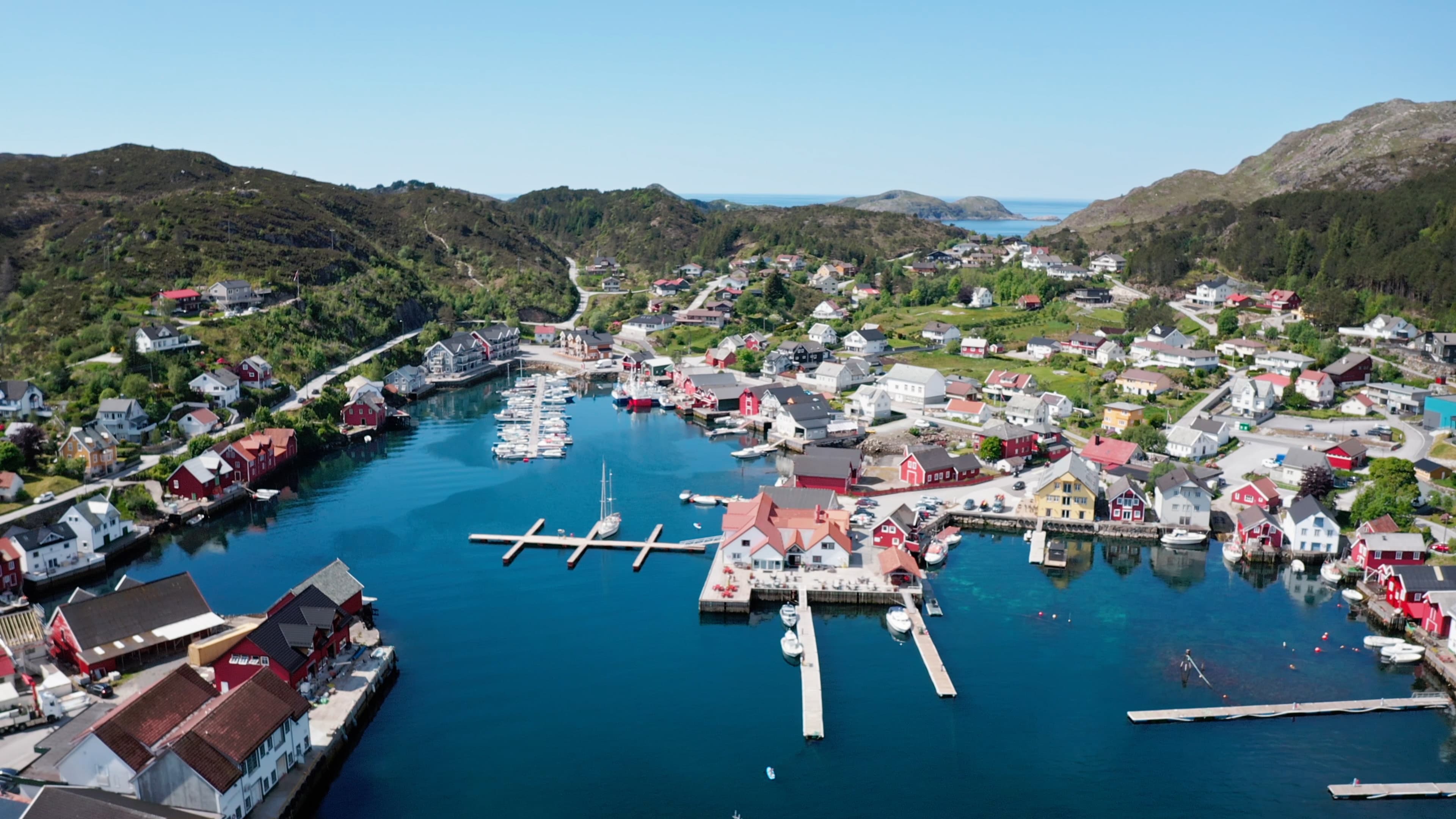 Oversiktsbilde over Knutholmen, tatt fra luften over sjøen