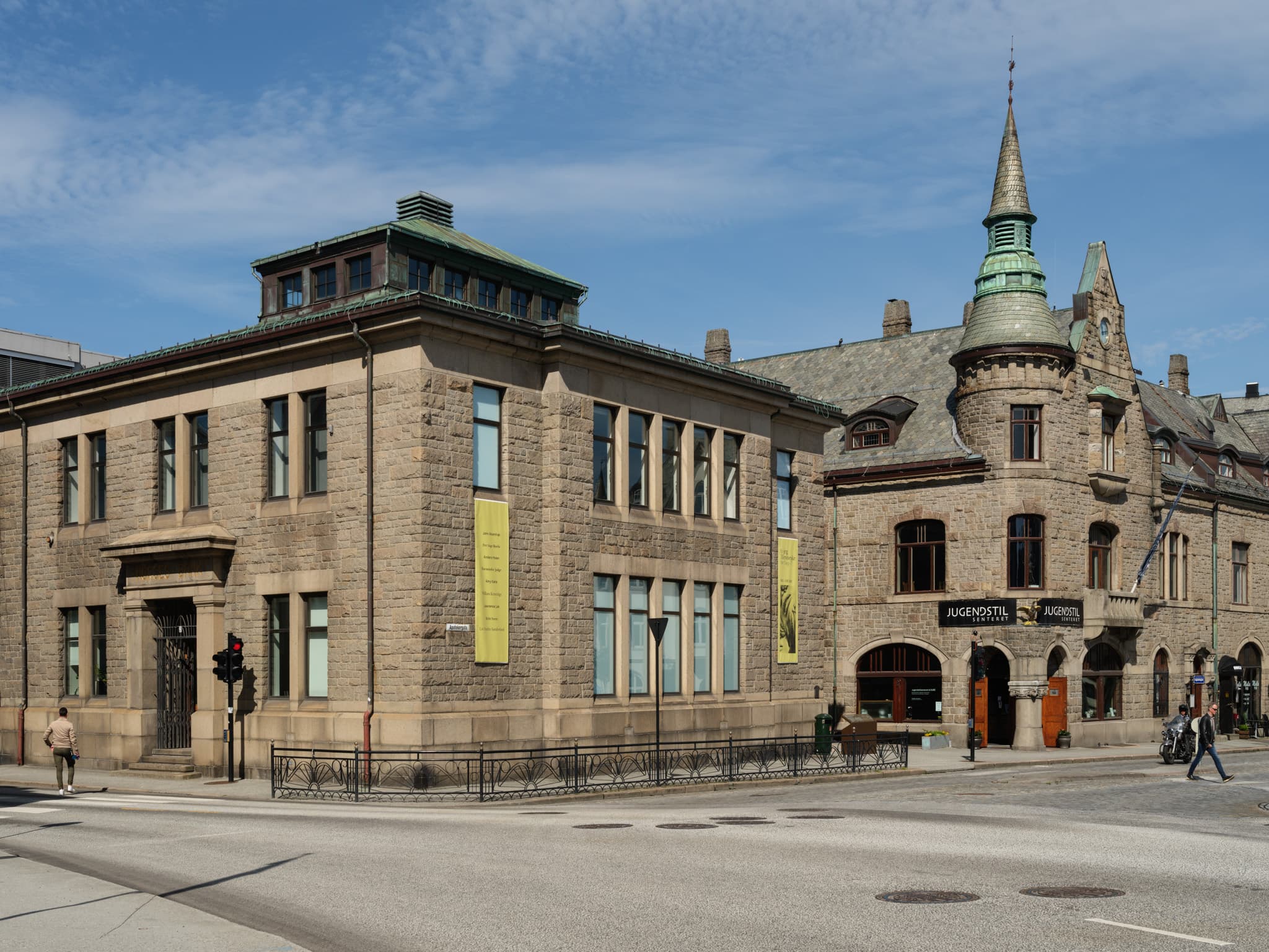 Utsikt mot bygningene KUBE og Jugendstilsenteret i Ålesund bysentrum.