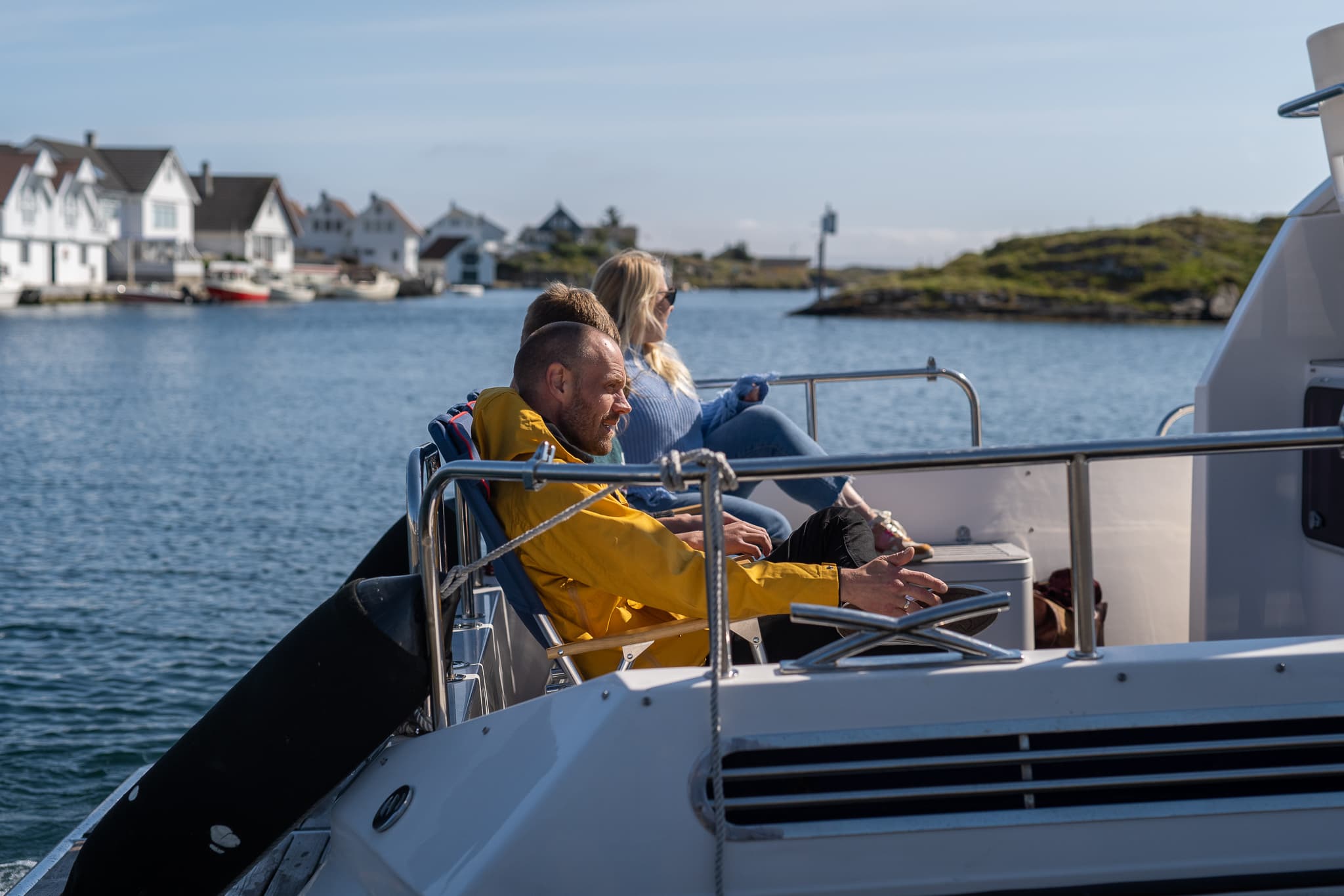 Familie i båt ute på dekk.