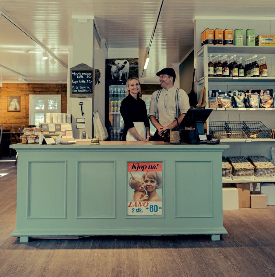 Betjeningen på Dirdal gardsutsalg står bak disken.