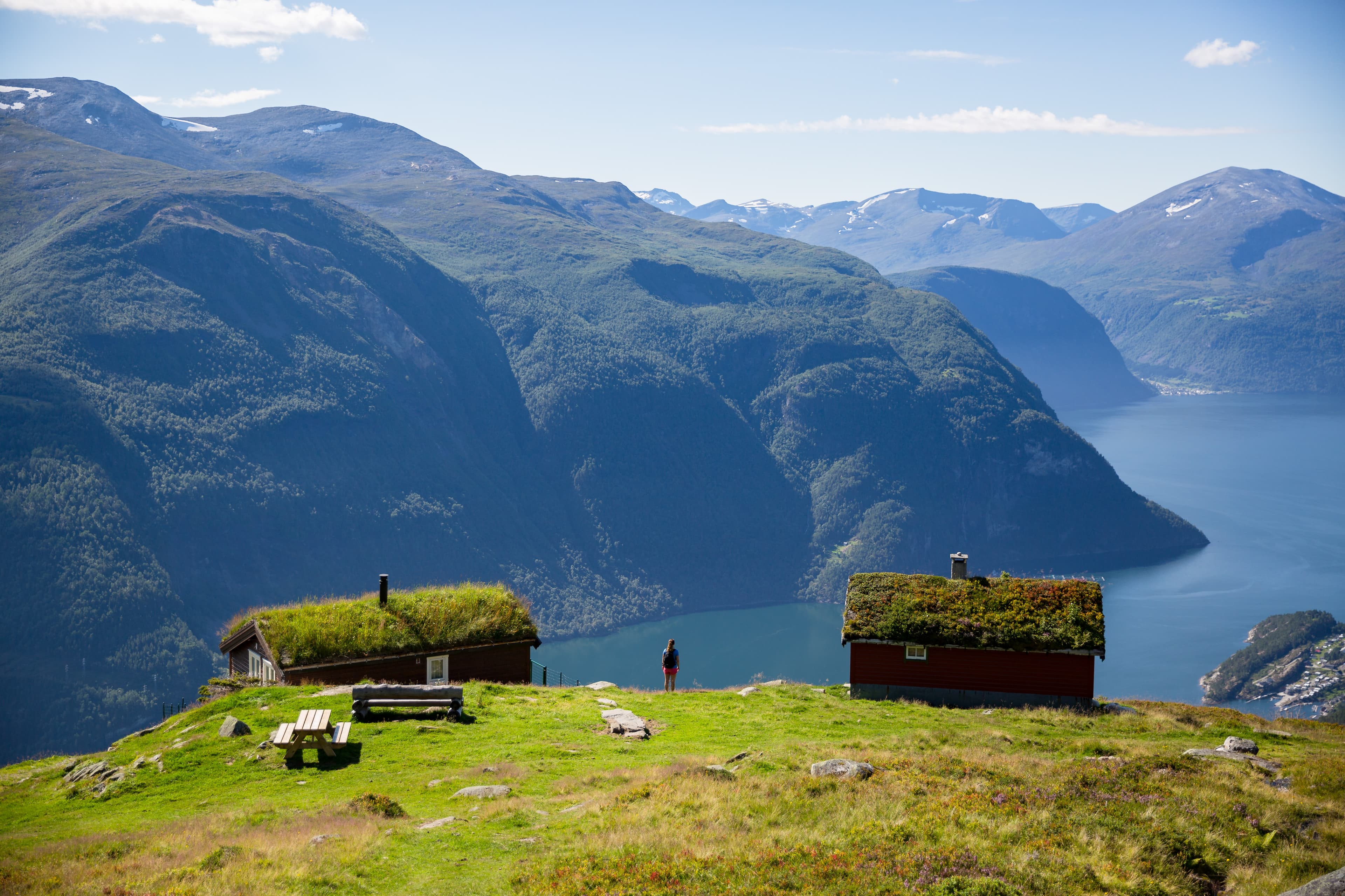 Hus med torvtak på fjell i Valldal med utsikt over fjorden.