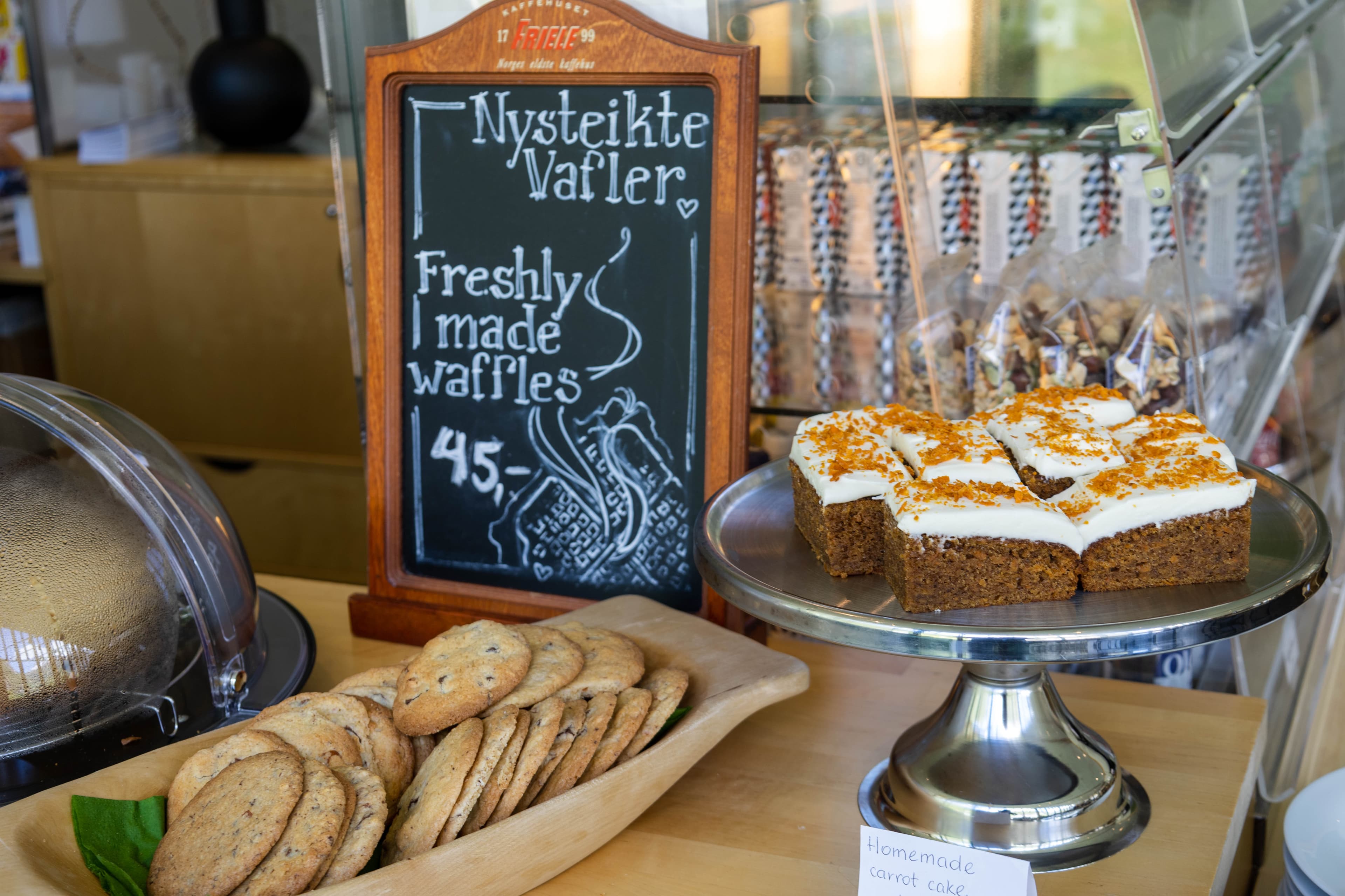 Deilig bakst i kaféen hos Norsk Fjordsenter i Geiranger