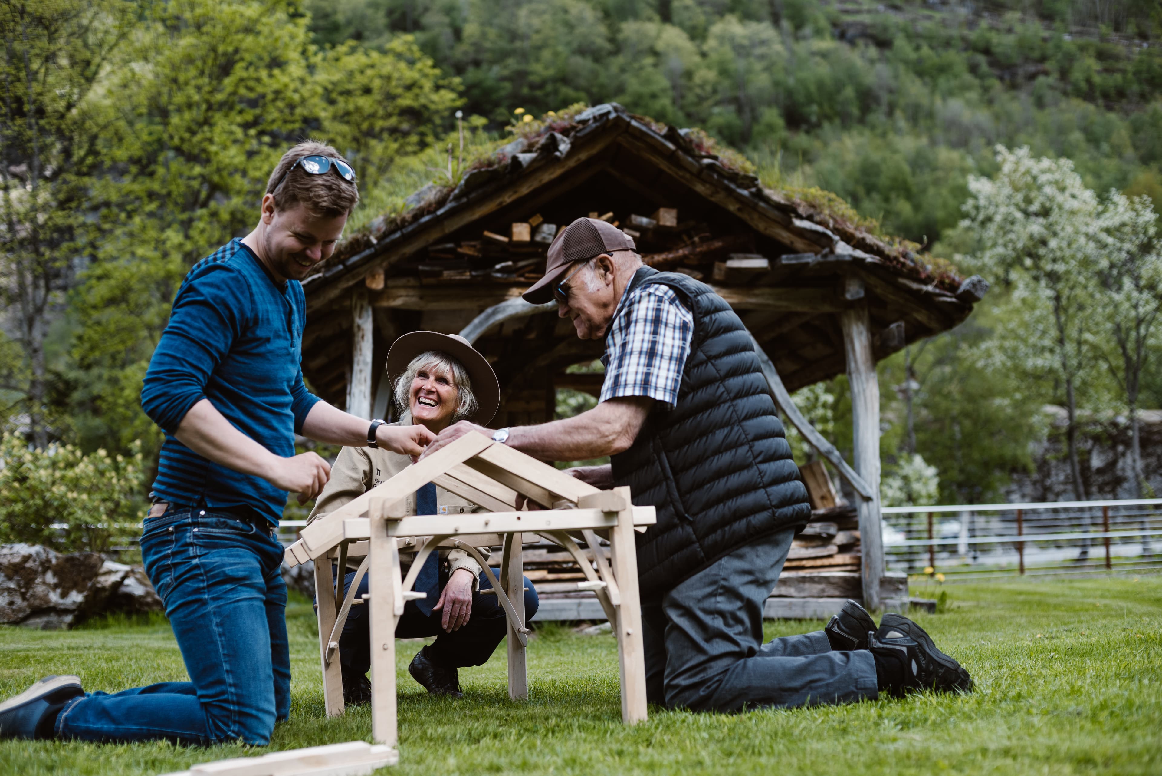 Grindbygg-modell med ekte grindbygg i bakgrunnen